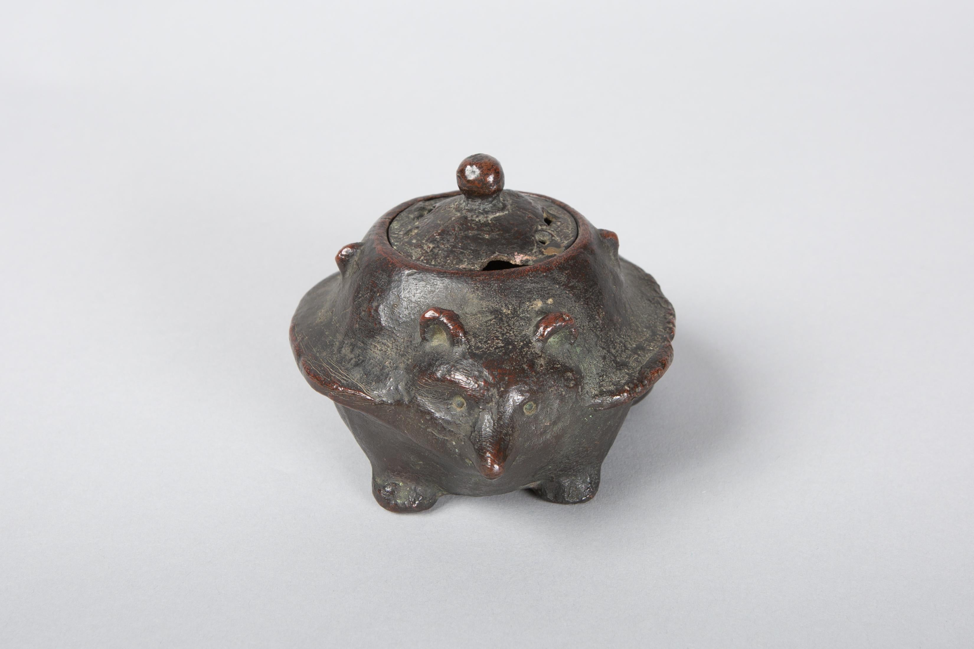 Japanischer Bronze Koro 'Weihrauchbrenner' in Form eines Dachses (Edo) im Angebot