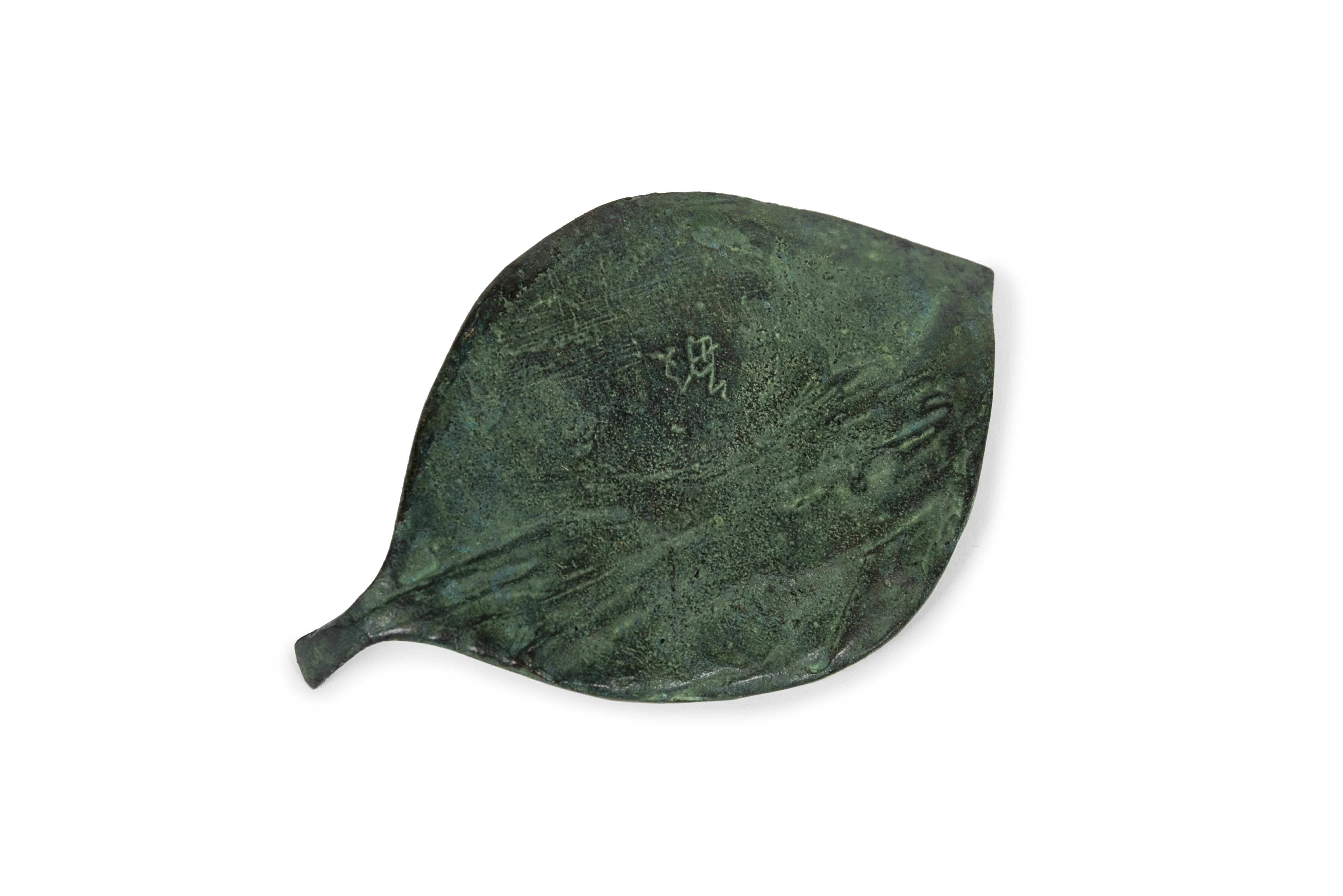 Showa Plateau en bronze japonais avec feuilles et escargots  signé Ishikawa Toshio (1919-2006, 石川敏夫) en vente