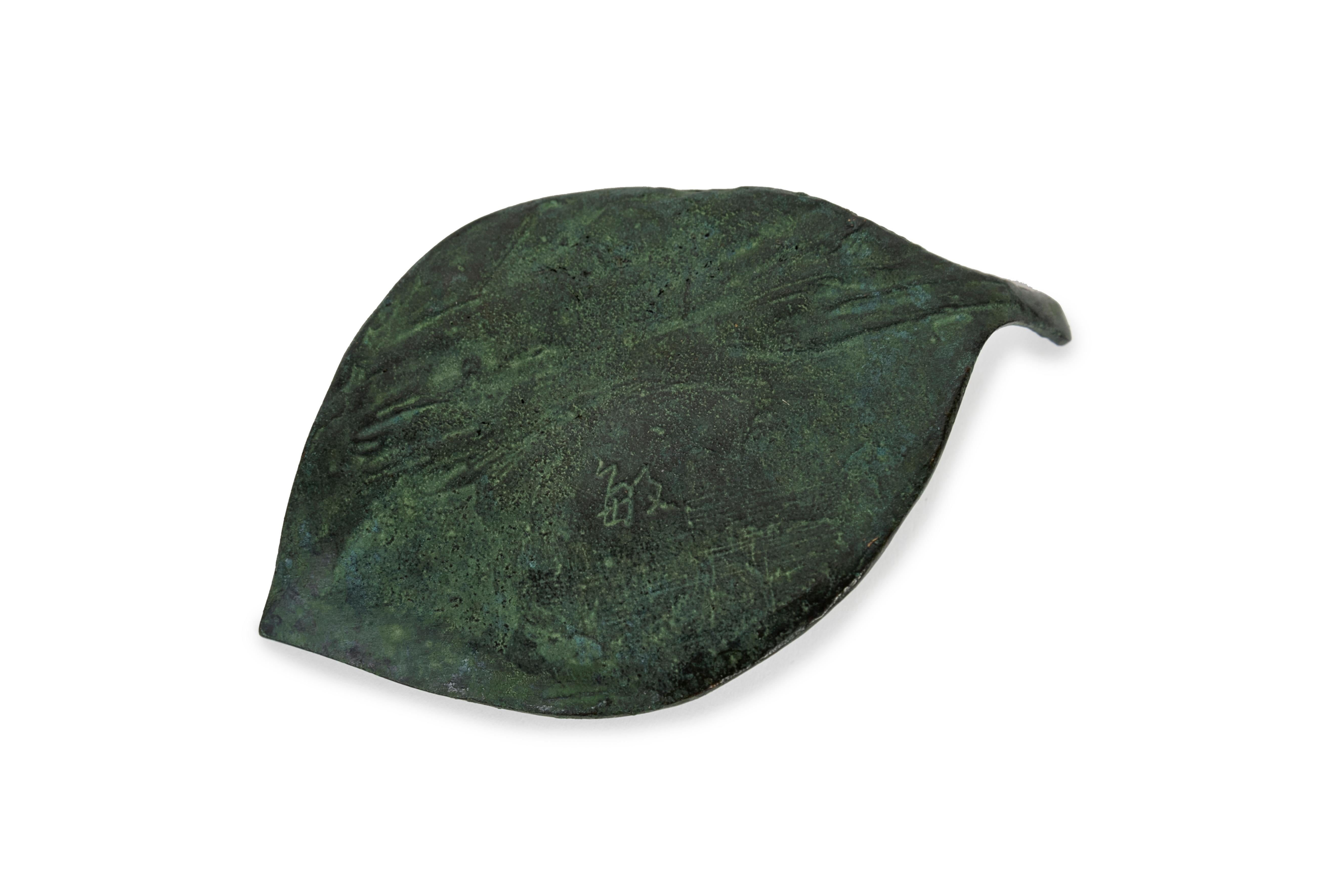 Japonais Plateau en bronze japonais avec feuilles et escargots  signé Ishikawa Toshio (1919-2006, 石川敏夫) en vente