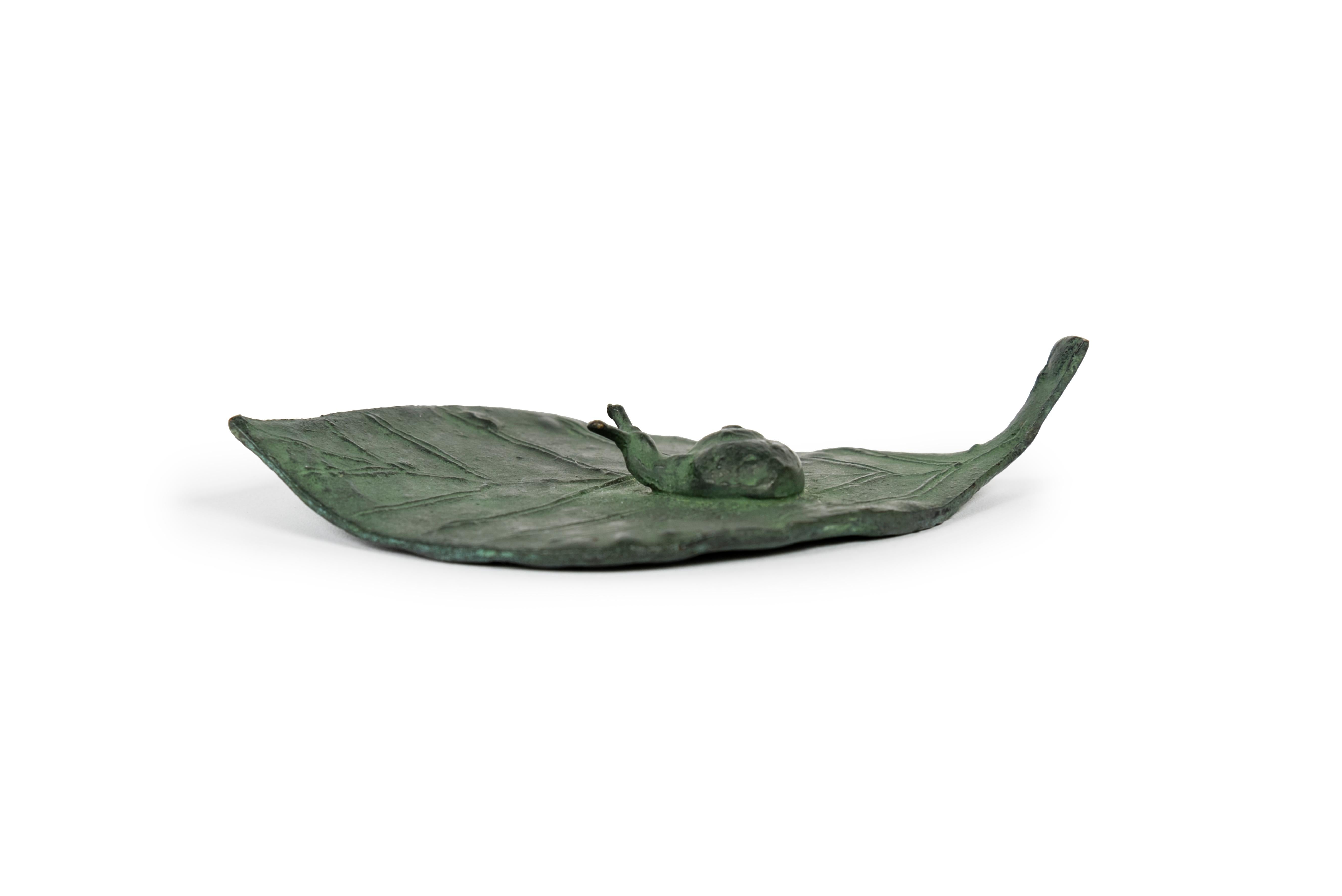 Plateau en bronze japonais avec feuilles et escargots  signé Ishikawa Toshio (1919-2006, 石川敏夫) Excellent état - En vente à PARIS, FR