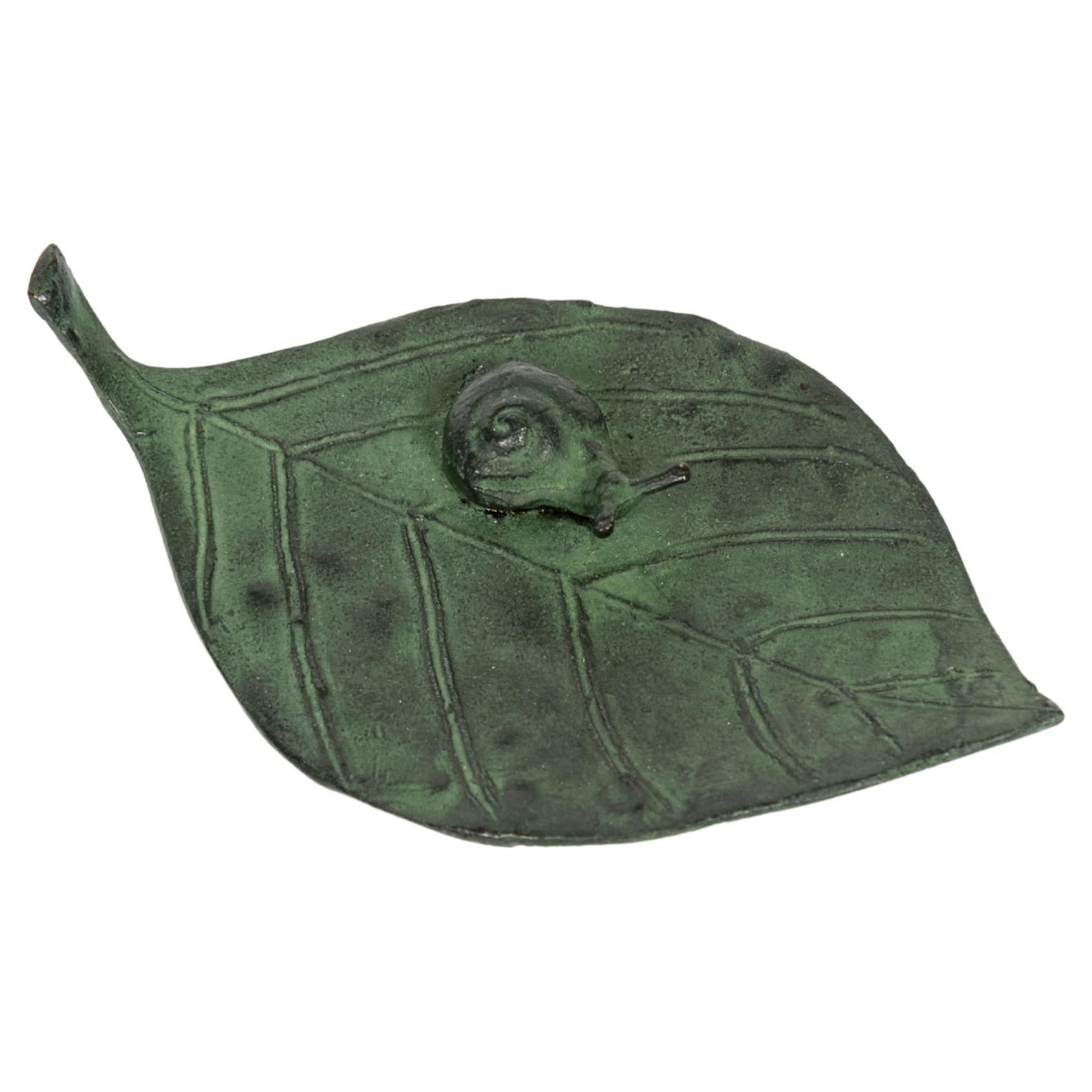 Plateau en bronze japonais avec feuilles et escargots  signé Ishikawa Toshio (1919-2006, 石川敏夫) en vente