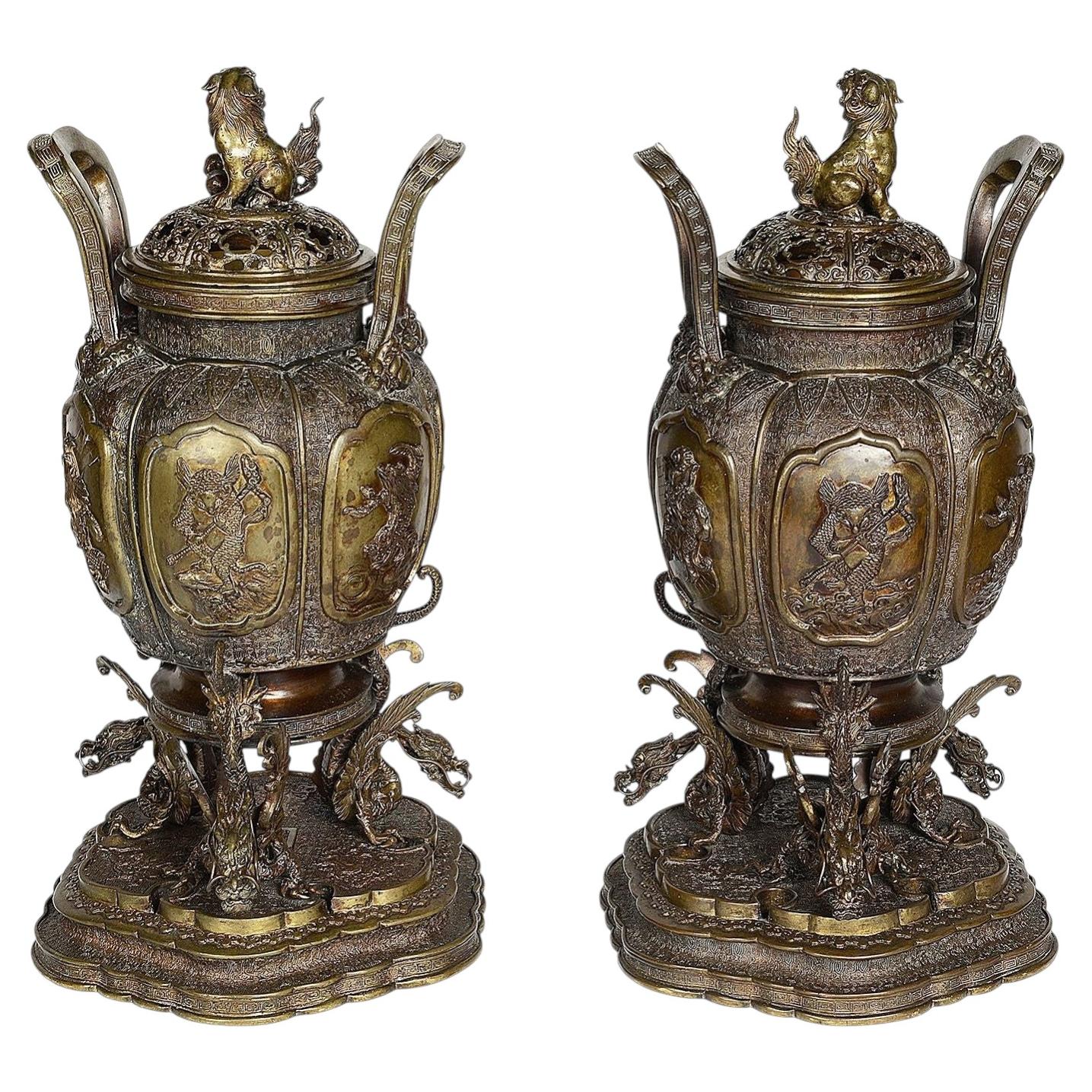 Japanese bronze lidded urns, Meiji period. For Sale