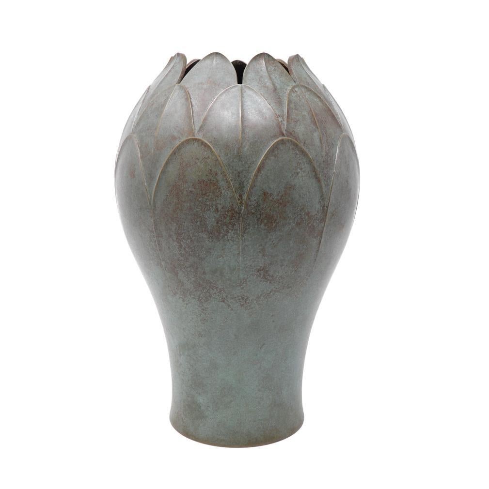 Art Nouveau Vaso di bronzo giapponese Lotus Bud di Hongo Toshihiko in vendita