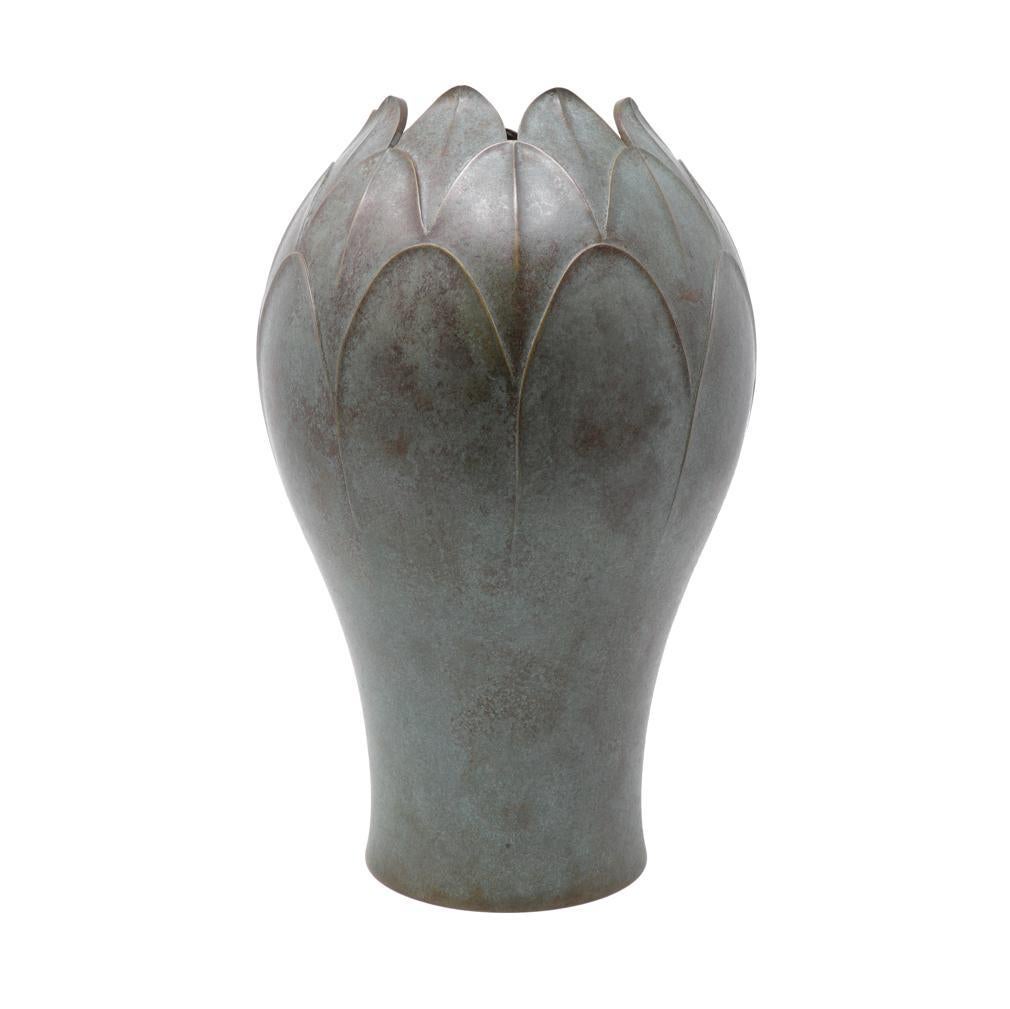 Giapponese Vaso di bronzo giapponese Lotus Bud di Hongo Toshihiko in vendita