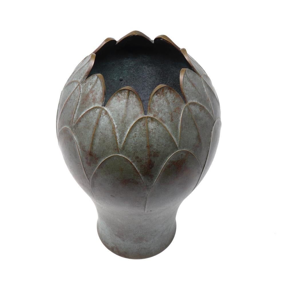 Vaso di bronzo giapponese Lotus Bud di Hongo Toshihiko In condizioni buone in vendita a Point Richmond, CA