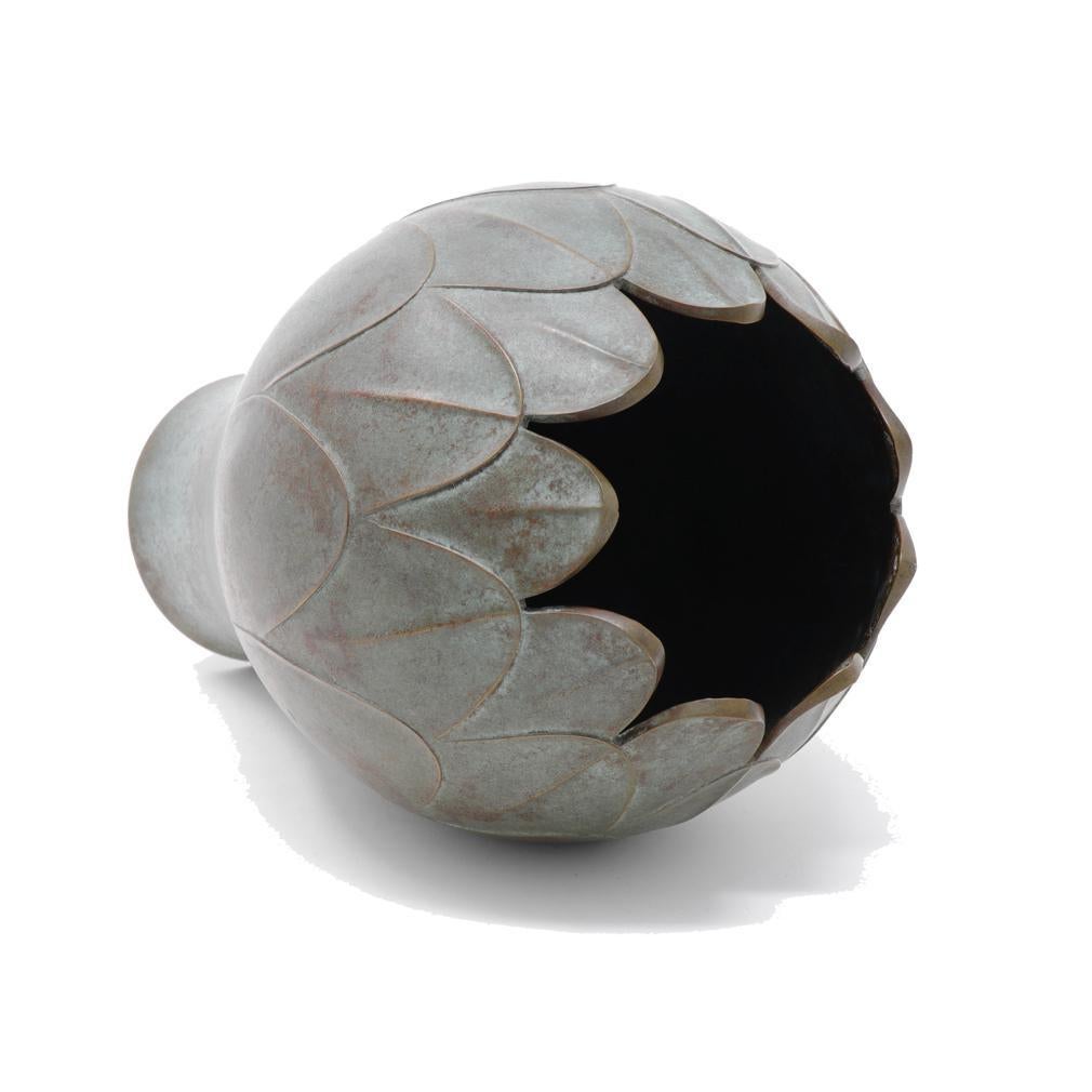 XX secolo Vaso di bronzo giapponese Lotus Bud di Hongo Toshihiko in vendita