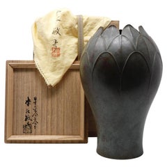 Vaso di bronzo giapponese Lotus Bud di Hongo Toshihiko