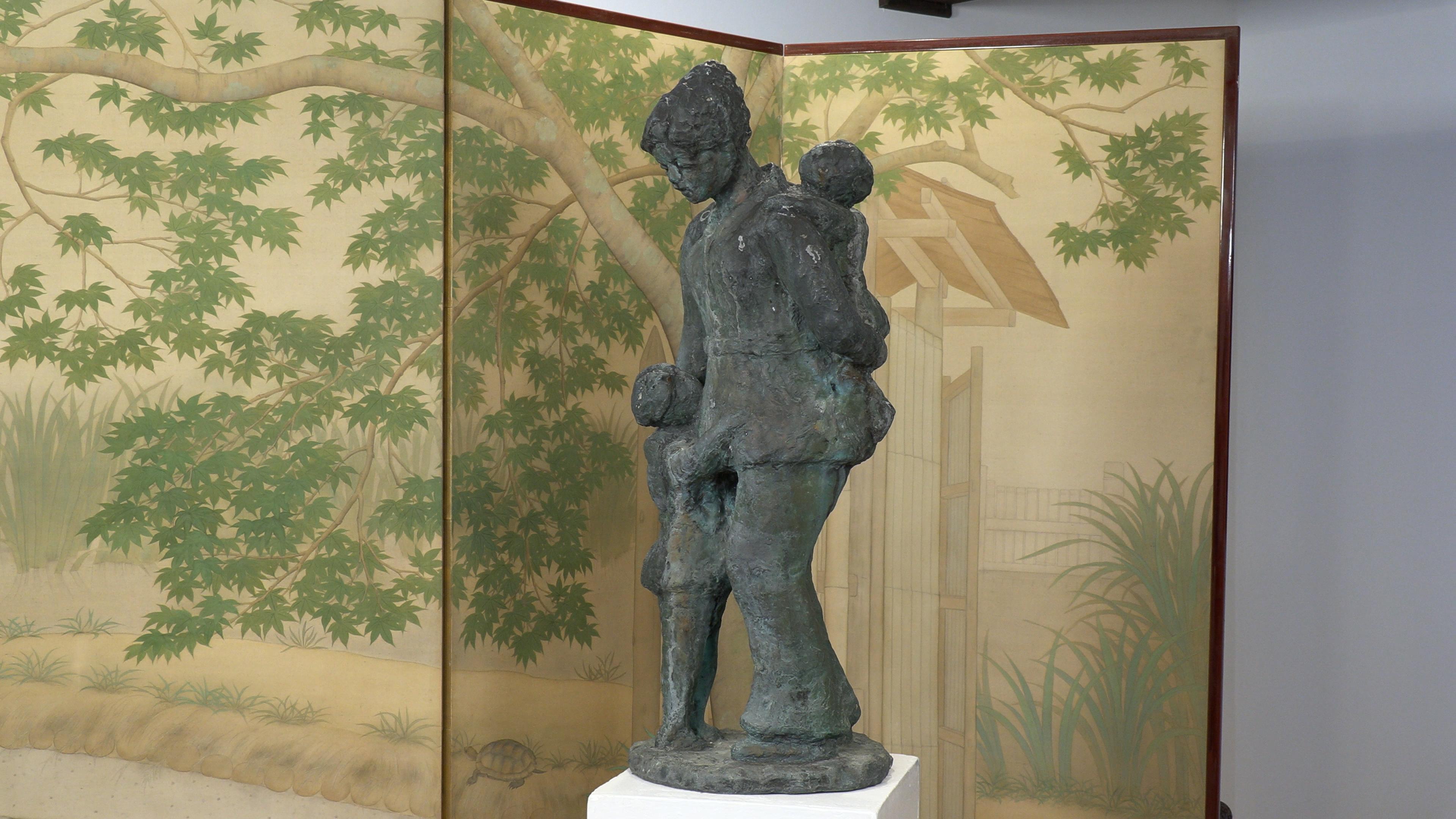 Japanische japanische Bronzeskulptur aus der Mitte des Jahrhunderts „Mutter und Kinder Kiku“ (20. Jahrhundert) im Angebot