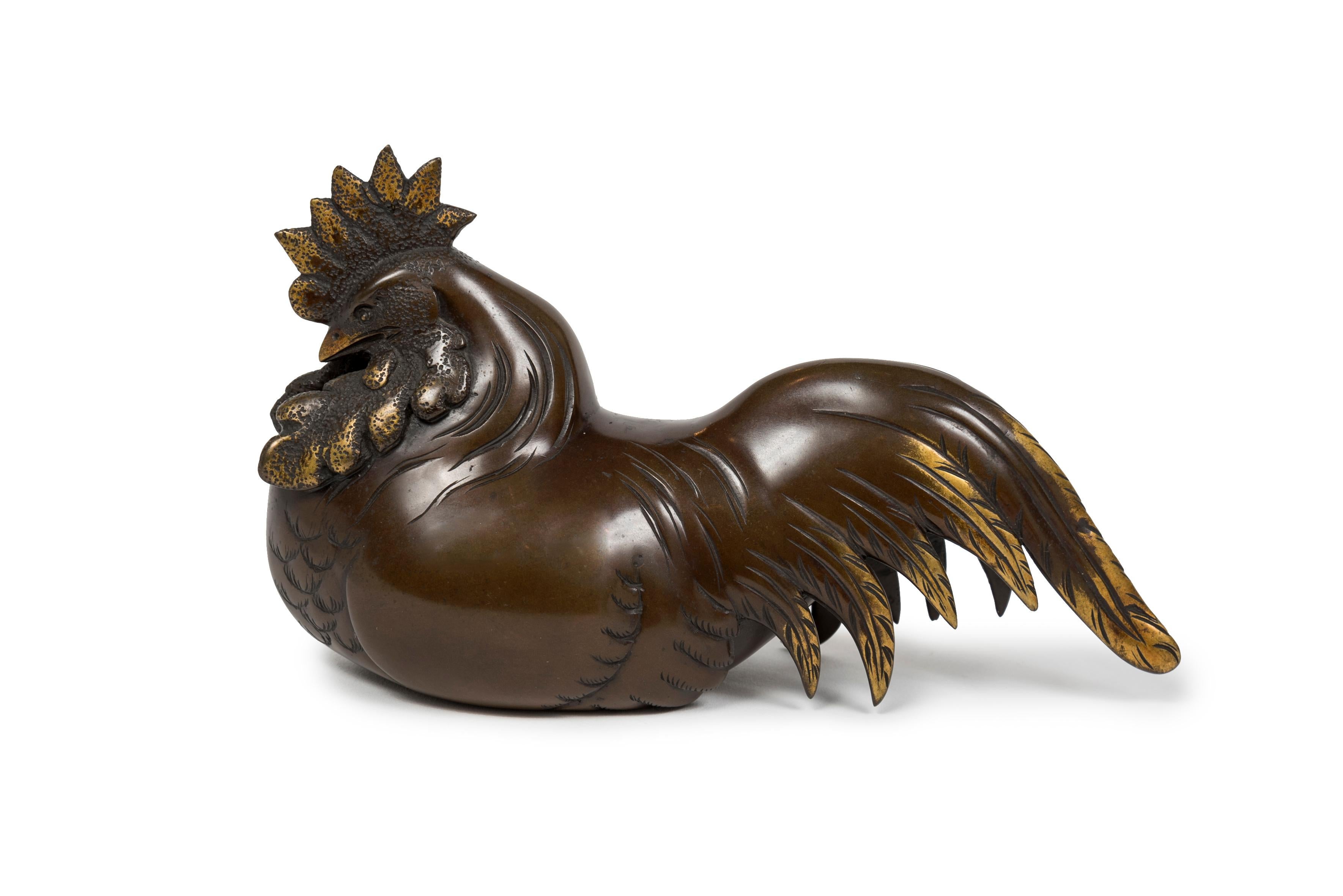 Sculpture en bronze Okimono représentant un coq couché.

Dans le Kojiki (lit. 