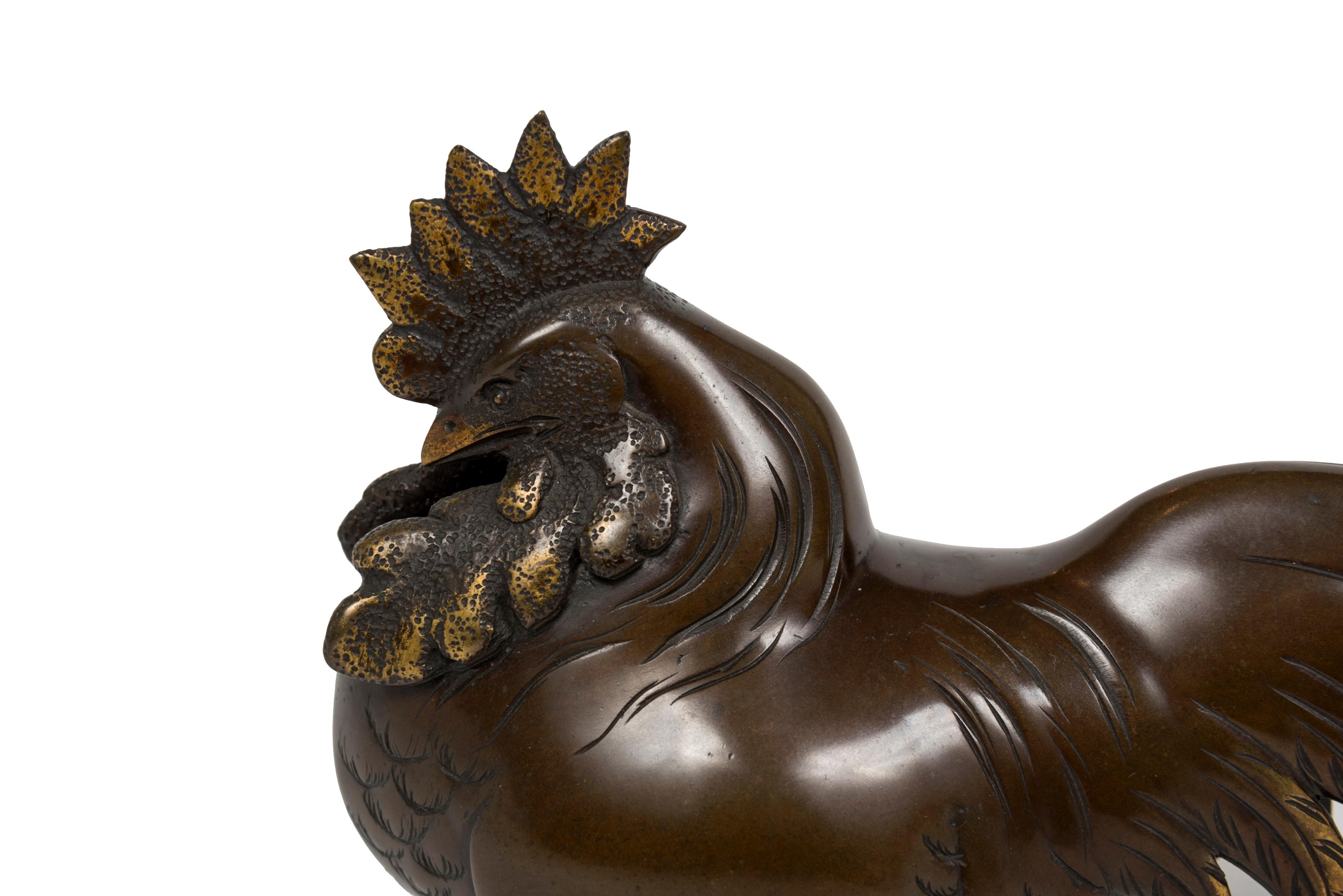 Meiji Bronze japonais d'un coq avec un grand travail de patine or et chocolat. en vente
