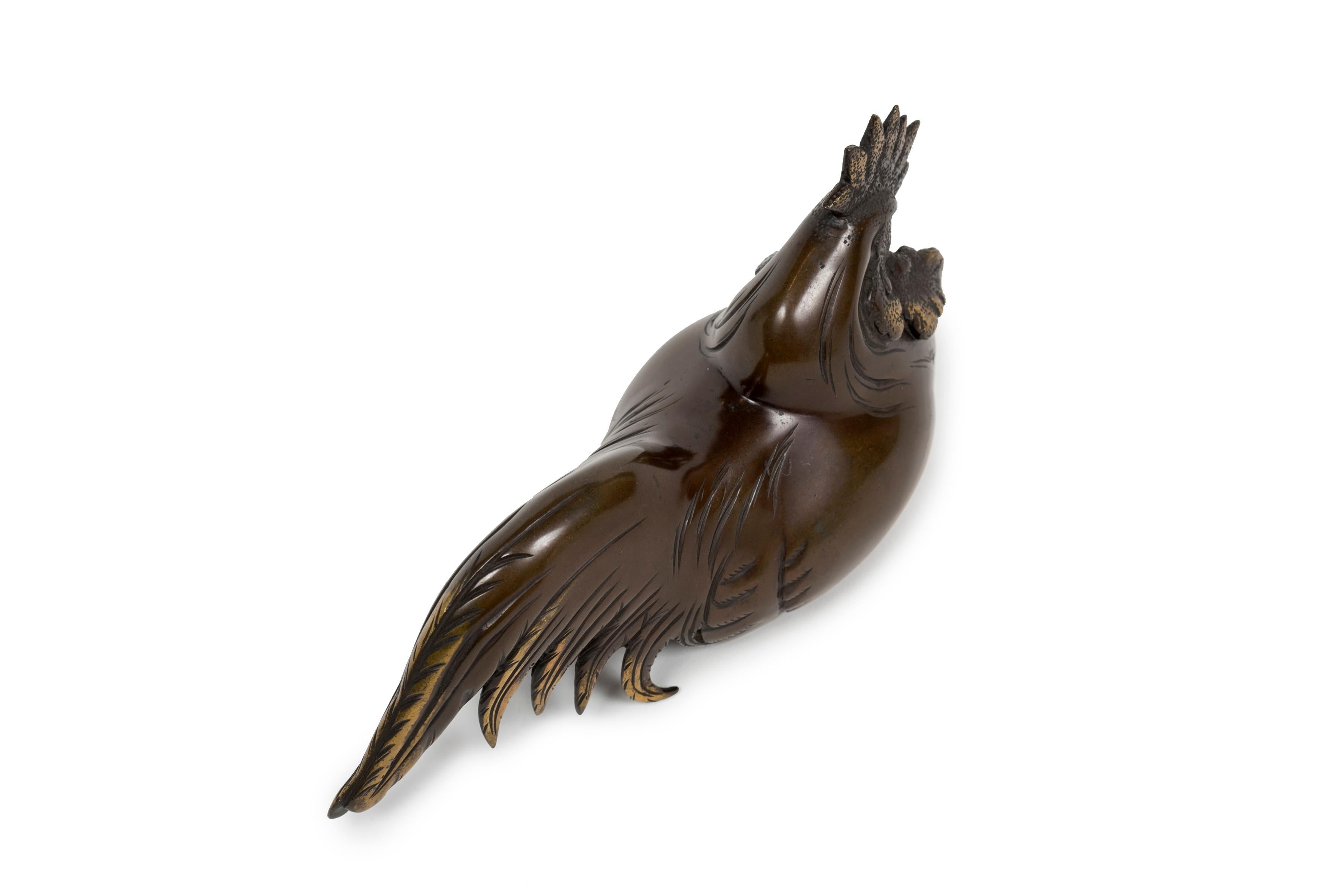 Japonais Bronze japonais d'un coq avec un grand travail de patine or et chocolat. en vente