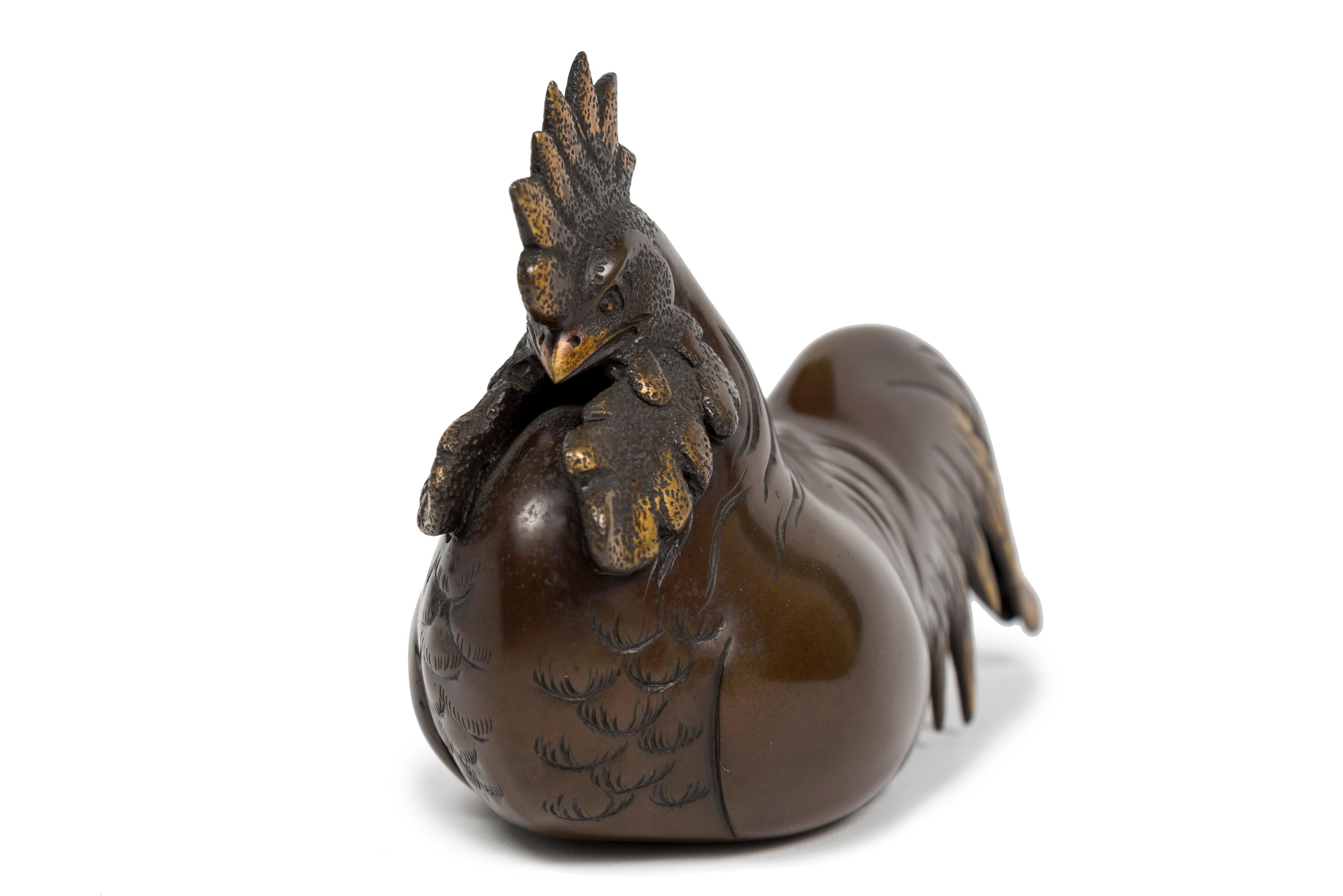 Moulage Bronze japonais d'un coq avec un grand travail de patine or et chocolat. en vente