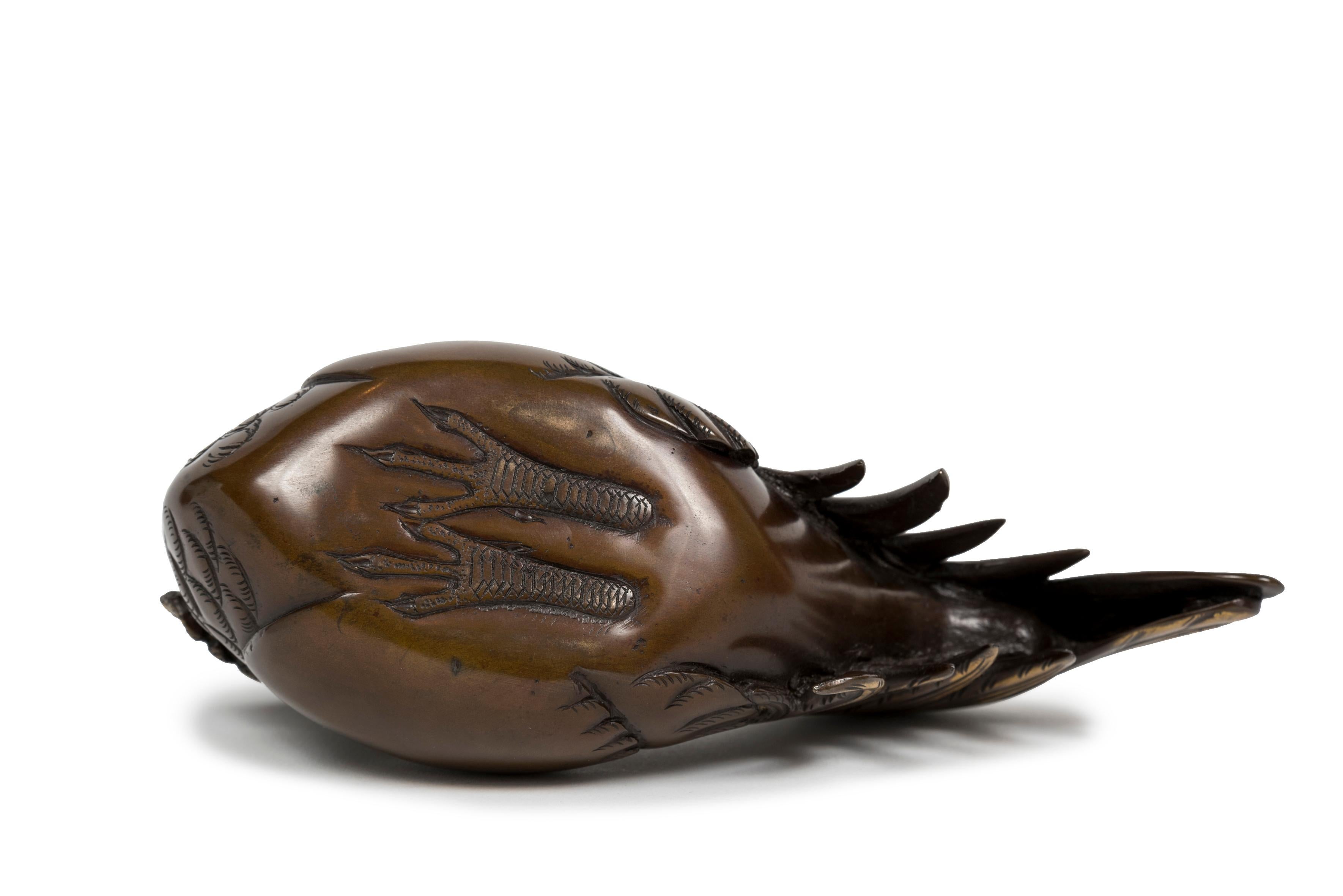 Bronze japonais d'un coq avec un grand travail de patine or et chocolat. Bon état - En vente à PARIS, FR