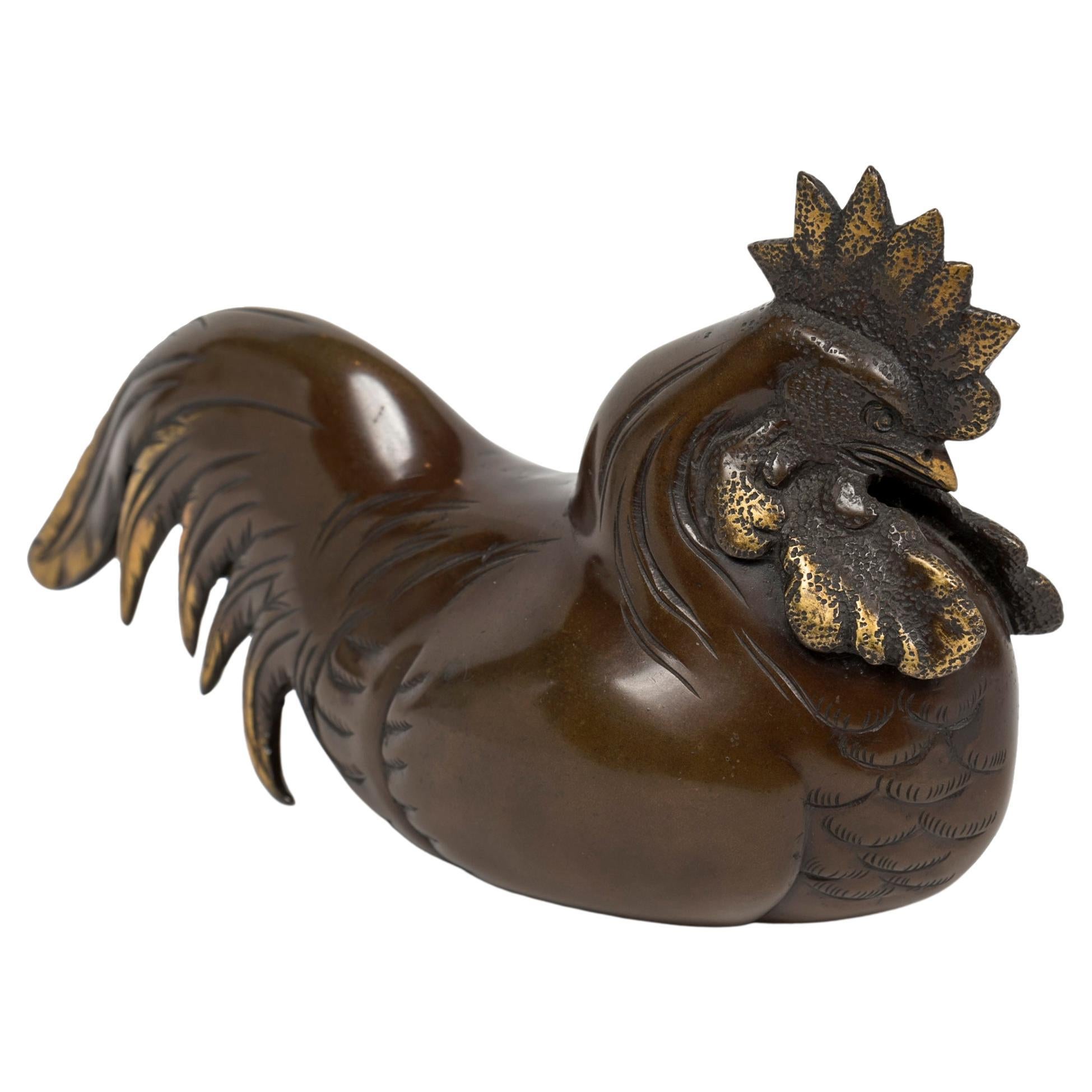 Bronze japonais d'un coq avec un grand travail de patine or et chocolat. en vente
