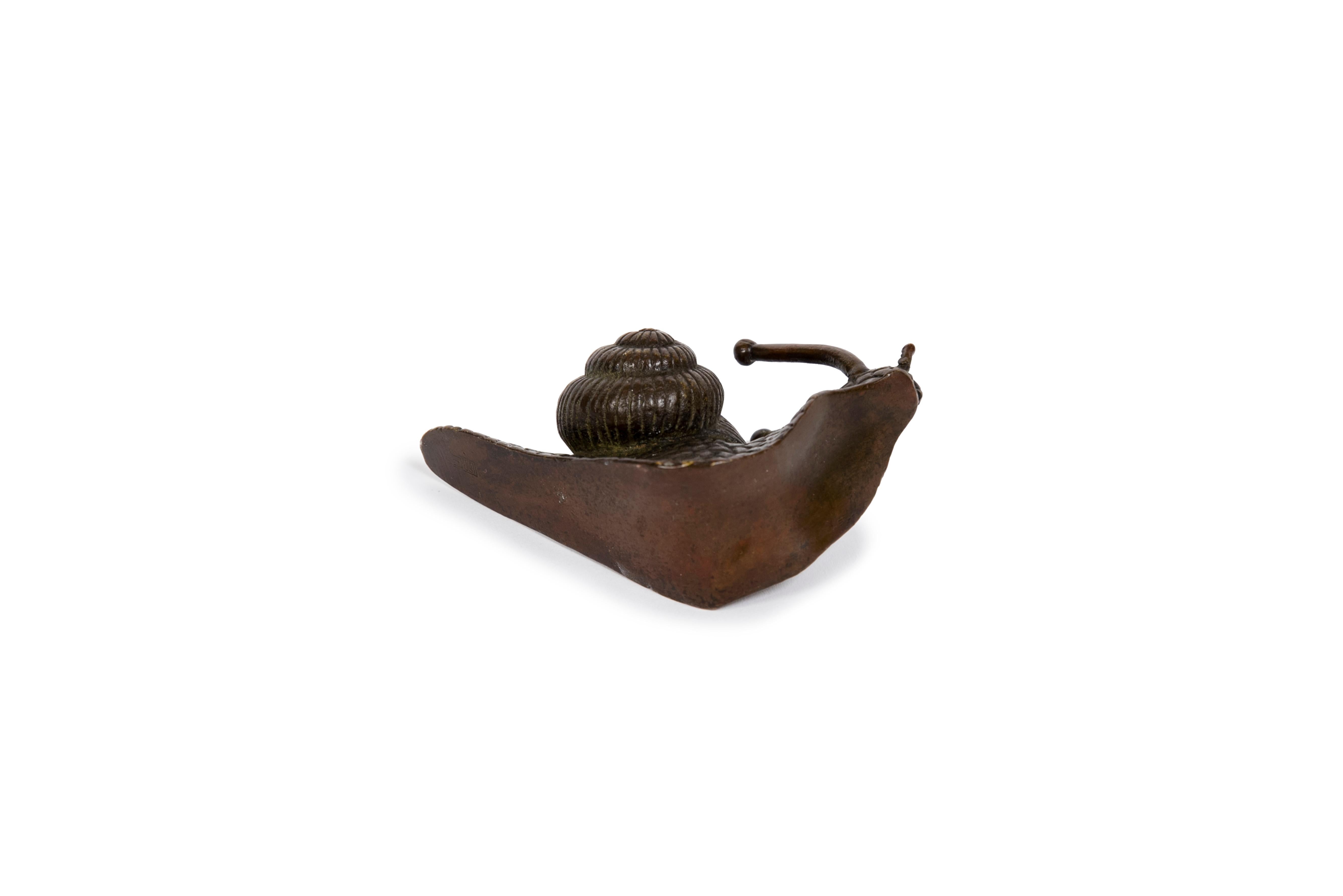 Moulage Bronze japonais représentant un escargot dans un sac naturaliste en vente