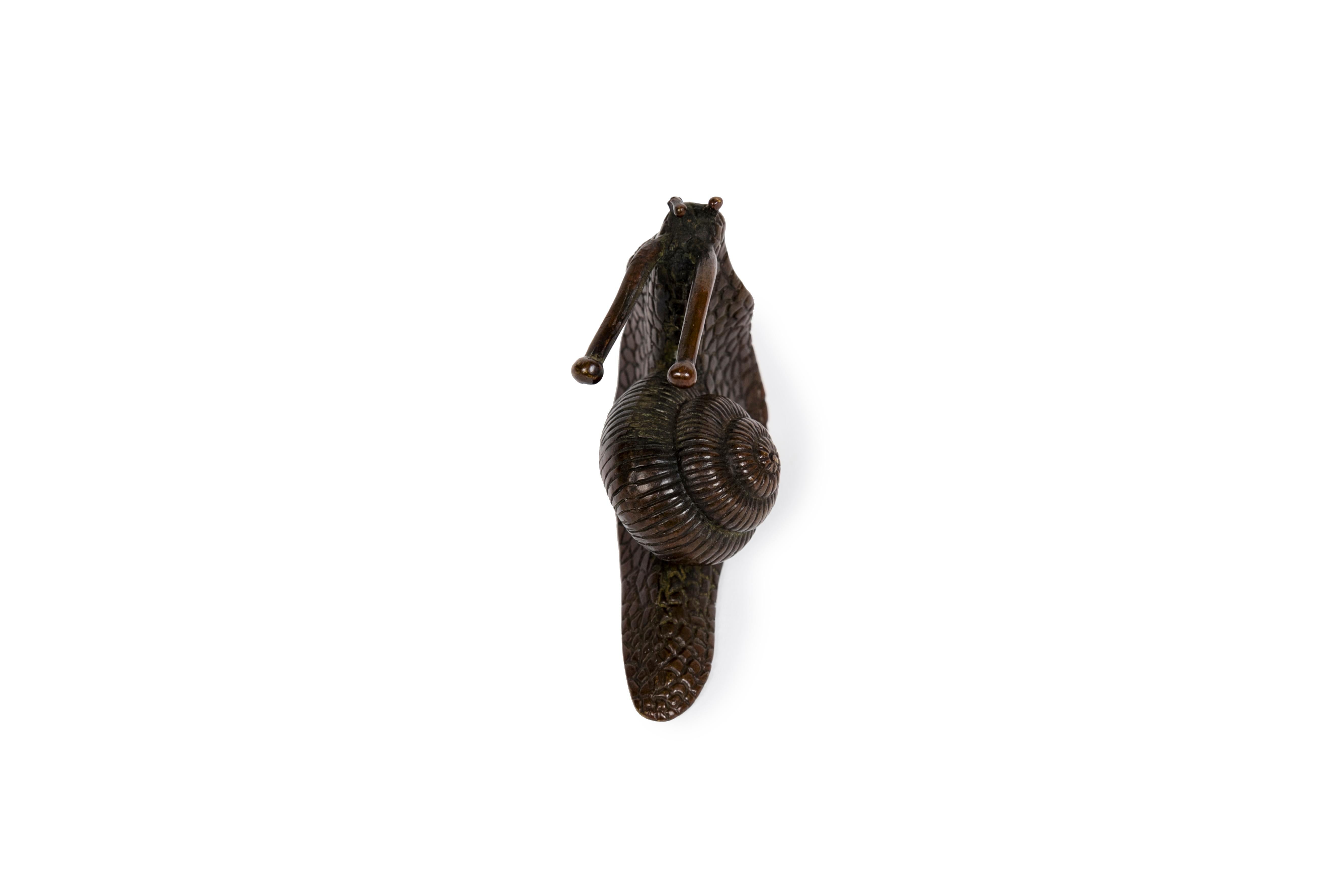 Bronze japonais représentant un escargot dans un sac naturaliste Bon état - En vente à PARIS, FR