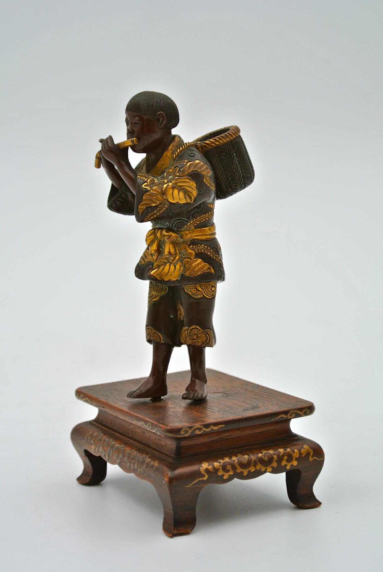 Japanische Bronze von Miyao in patinierter und vergoldeter Bronze auf Holzsockel, 19. Jahrhundert, Japan, Meji-Periode.
Maße: H 13 cm, B 7 cm, T 6 cm.