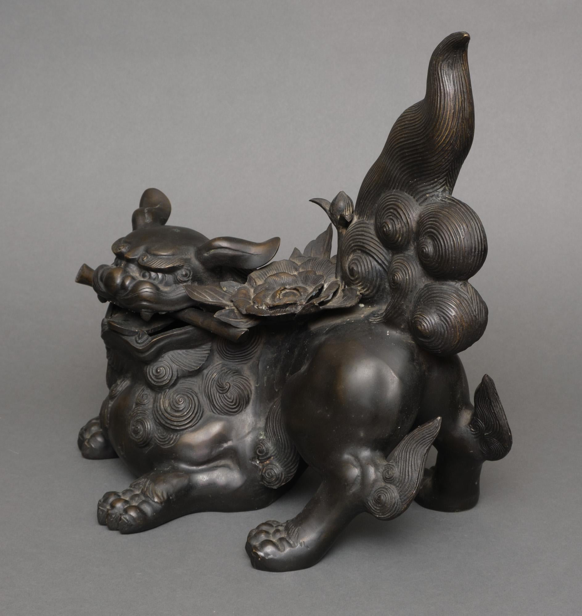 Patinated Japanese bronze okimono 置物 of a very detailed temple lion 獅子 (shishi), signed