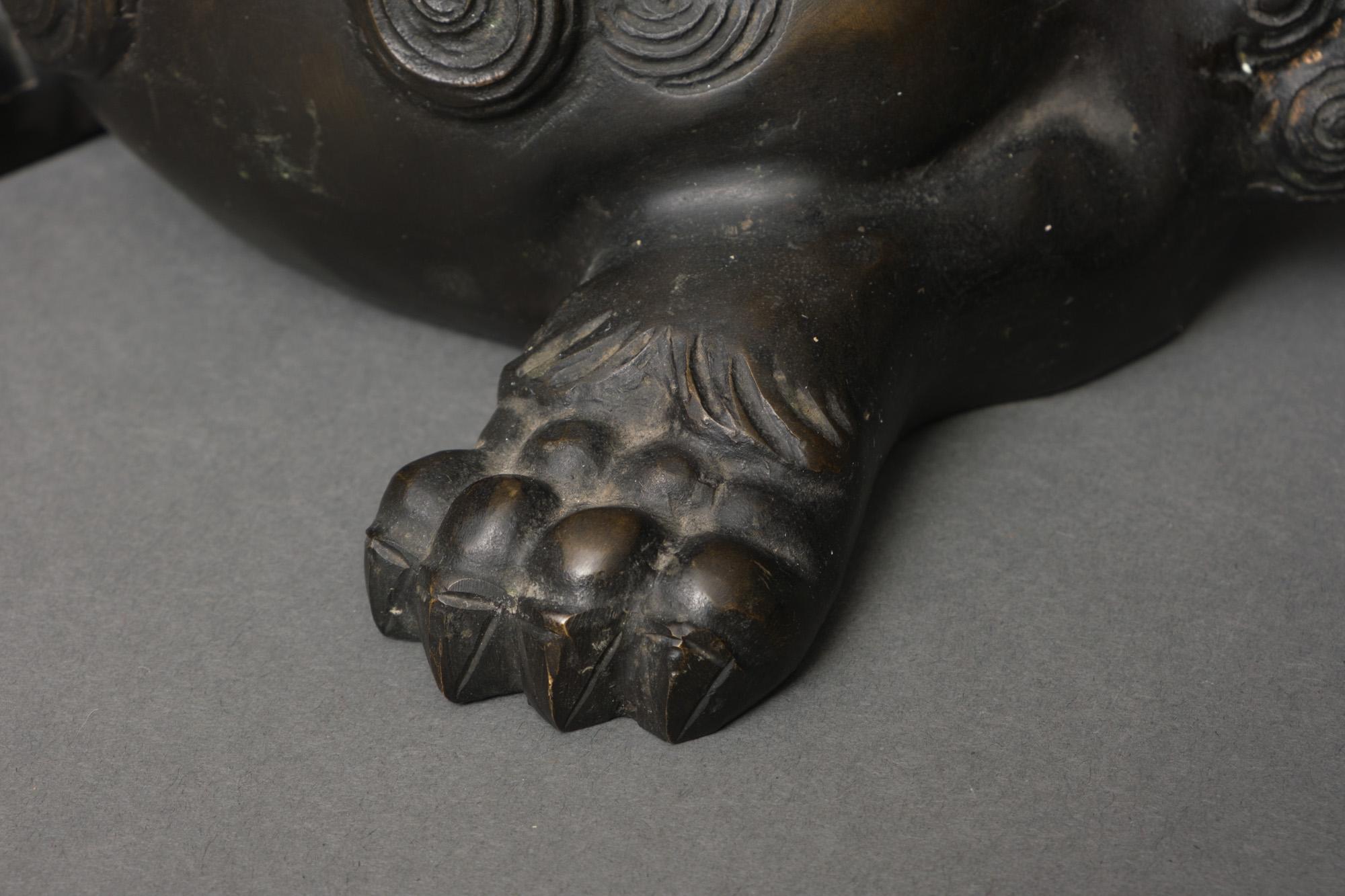 Japanese bronze okimono 置�物 of a very detailed temple lion 獅子 (shishi), signed 2