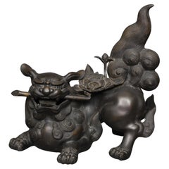 Japanese bronze okimono 置物 of a very detailed temple lion 獅子 (shishi), signed