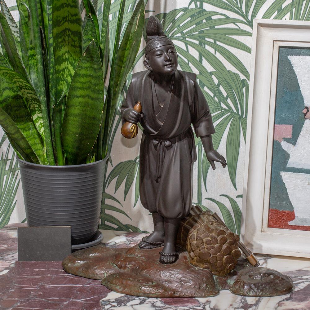 JEUNE HOMME COUPANT DU BOIS

De notre collection japonaise, nous avons le plaisir de vous proposer cet Okimono japonais en bronze de Yamamoto Kozan. La sculpture japonaise en bronze, coulée sur une base texturée naturelle, présente une figure