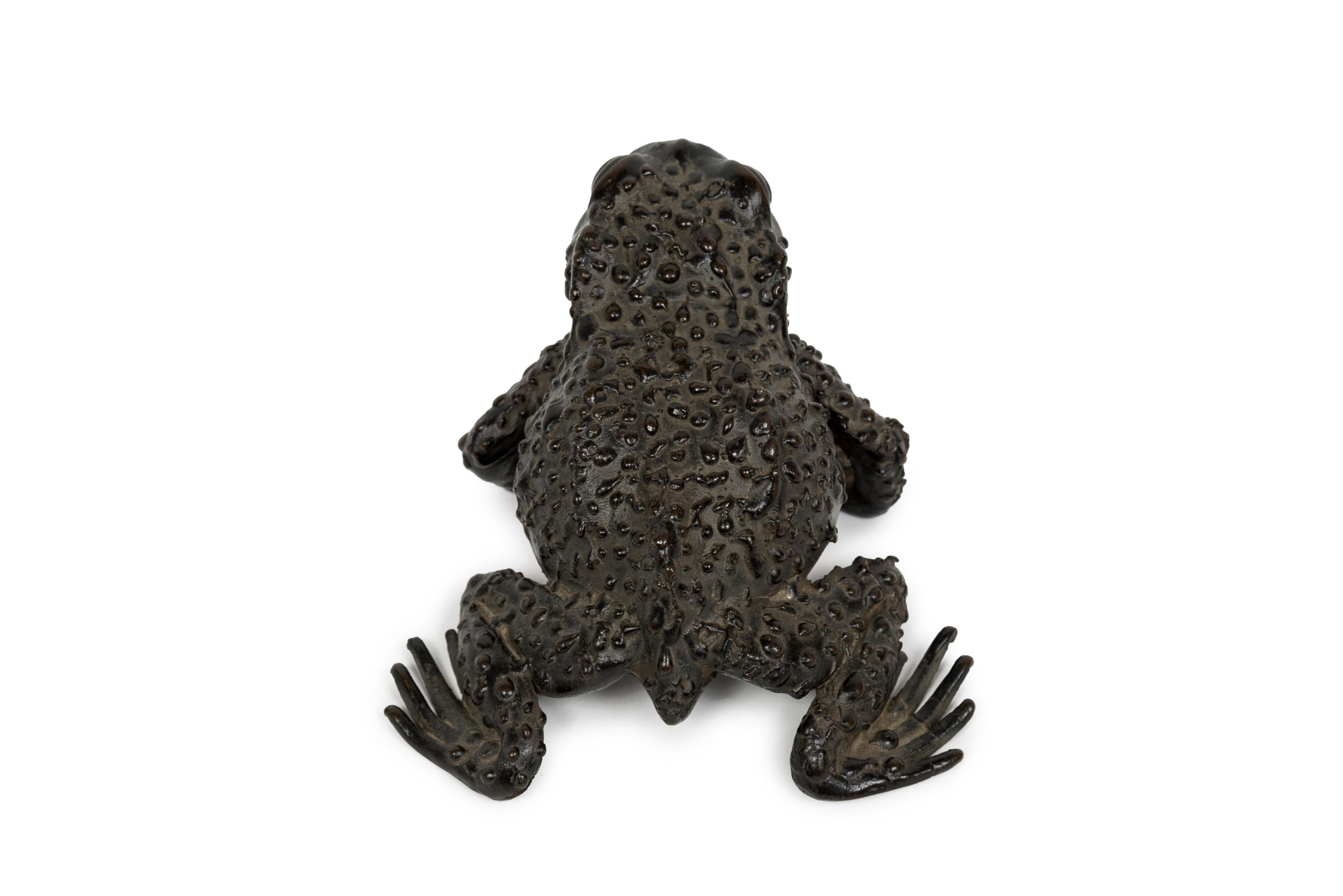 Japanese bronze okimono toad (sculpture) In Excellent Condition For Sale In PARIS, FR