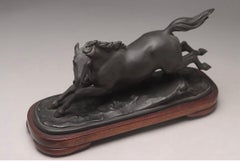 Escultura japonesa de bronce "Caballo al galope" del artista Tanetoshi con soporte de madera