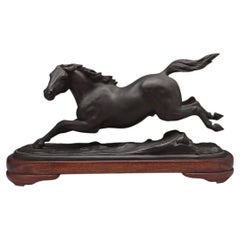Escultura japonesa de bronce "Caballo al galope" del artista Tanetoshi con soporte de madera