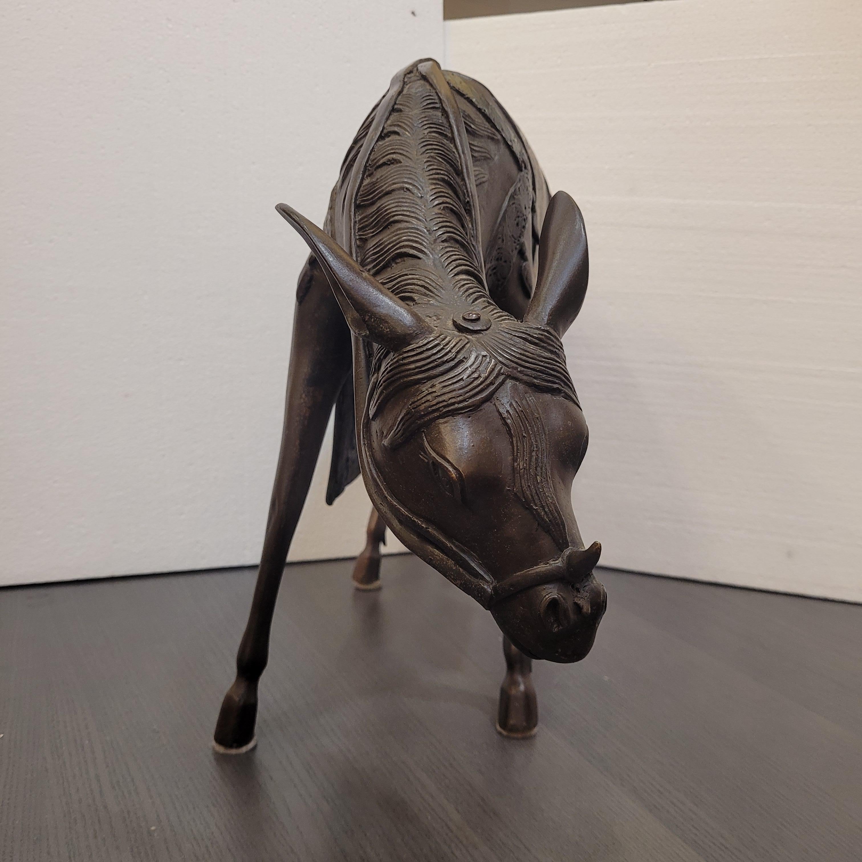 Japanese bronze sculpture “Horse in reverence”, Showa era For Sale 7