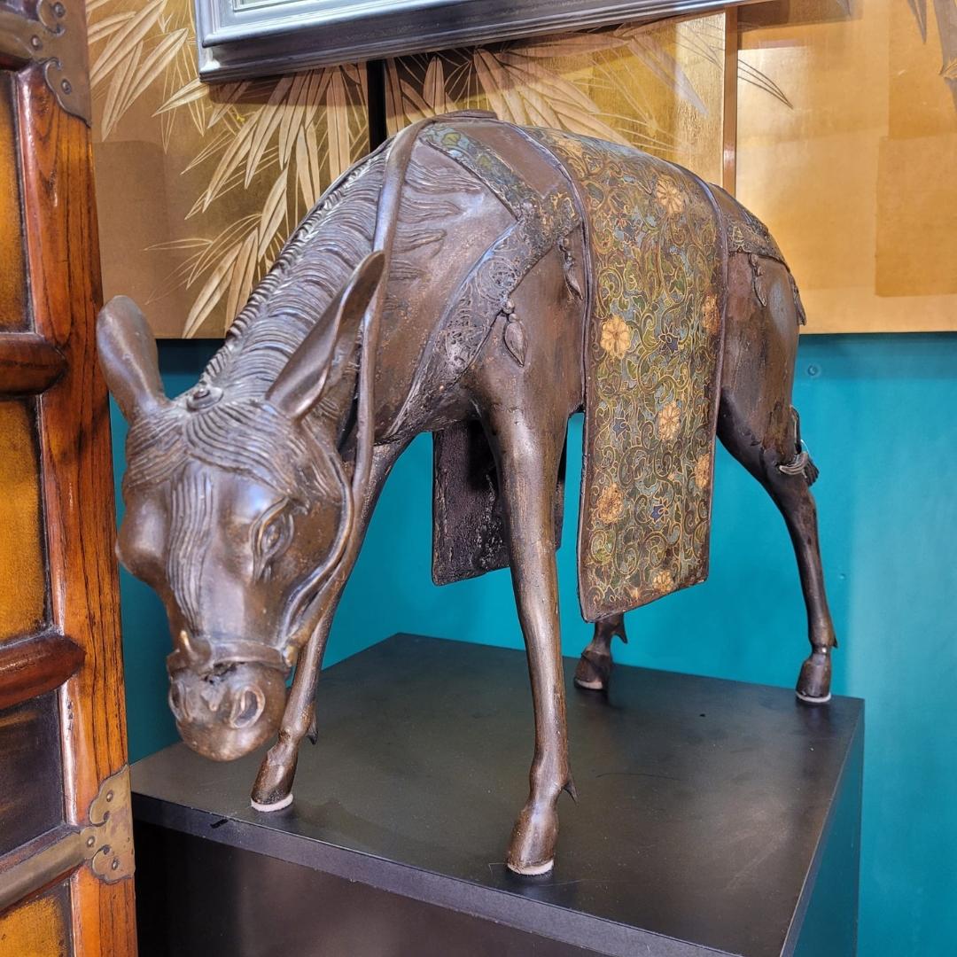 Japanese bronze sculpture “Horse in reverence”, Showa era For Sale 12