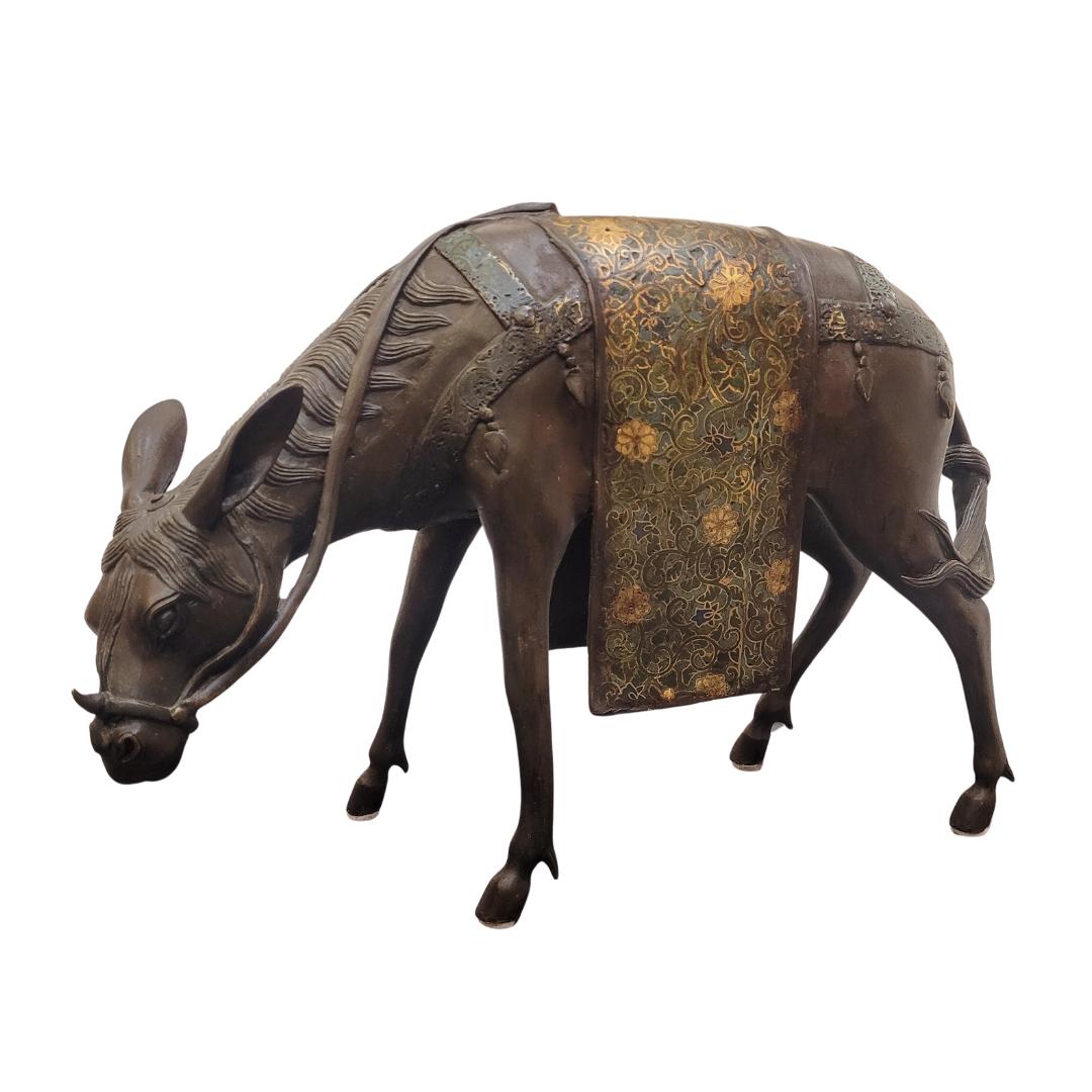 An Amazing  sculpture made in bronze, in the Showa Era, in Japan. It represents a horse in a singular posture, with its front legs open, as if it were crouching or bowing. A moment of movement or action is captured, this unusual position gives it