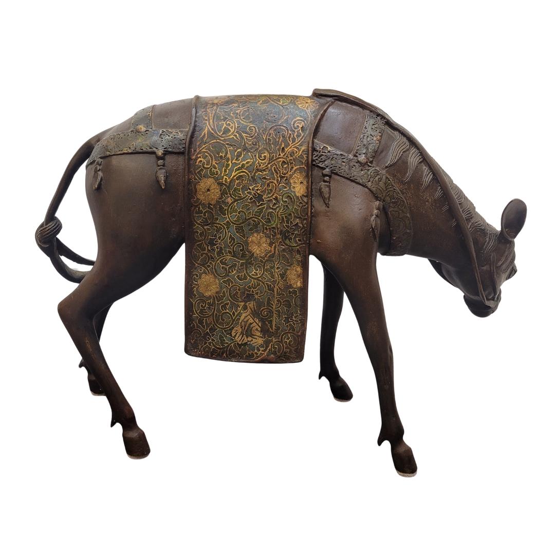 Hand-Crafted Japanese bronze sculpture “Horse in reverence”, Showa era For Sale