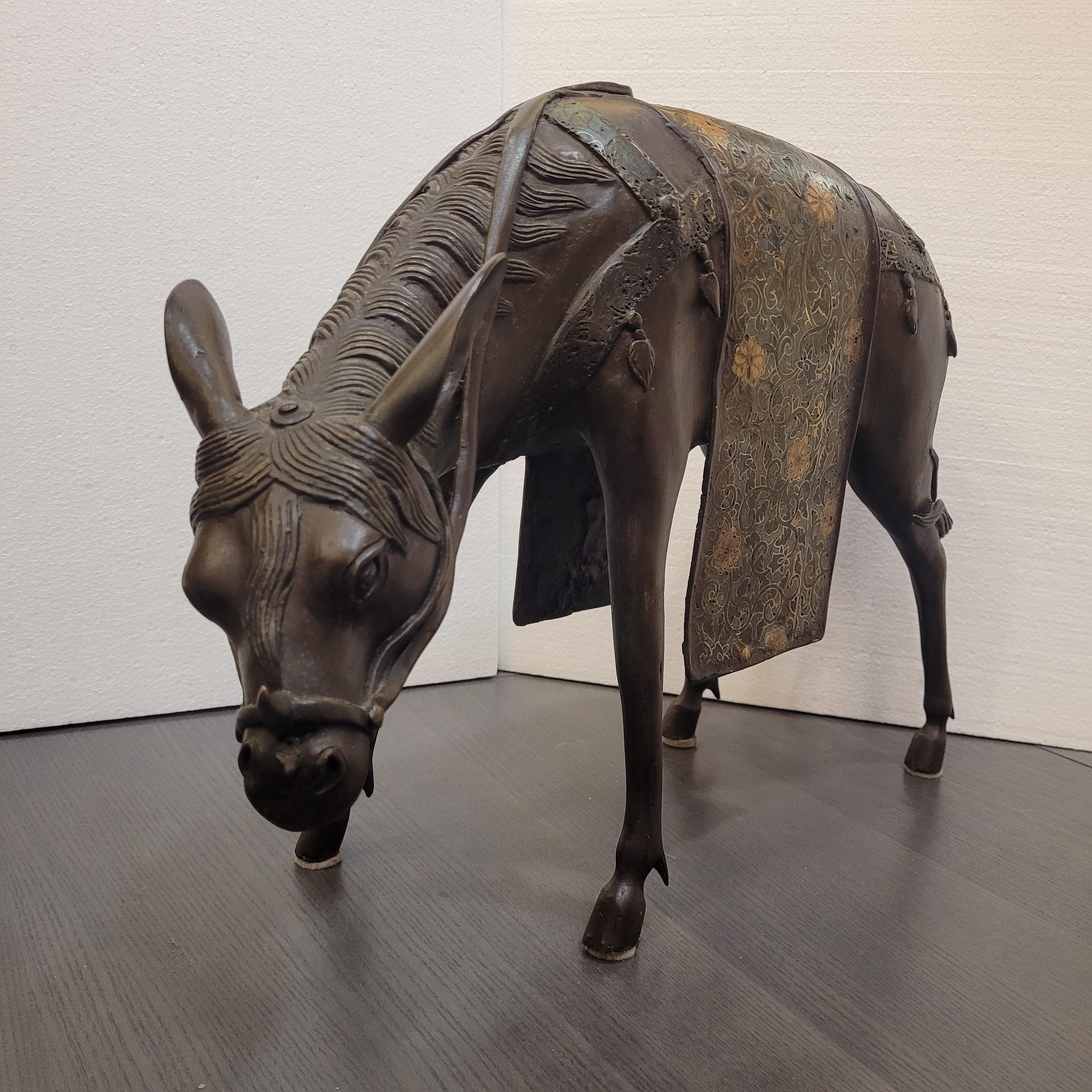 Japanese bronze sculpture “Horse in reverence”, Showa era For Sale 2