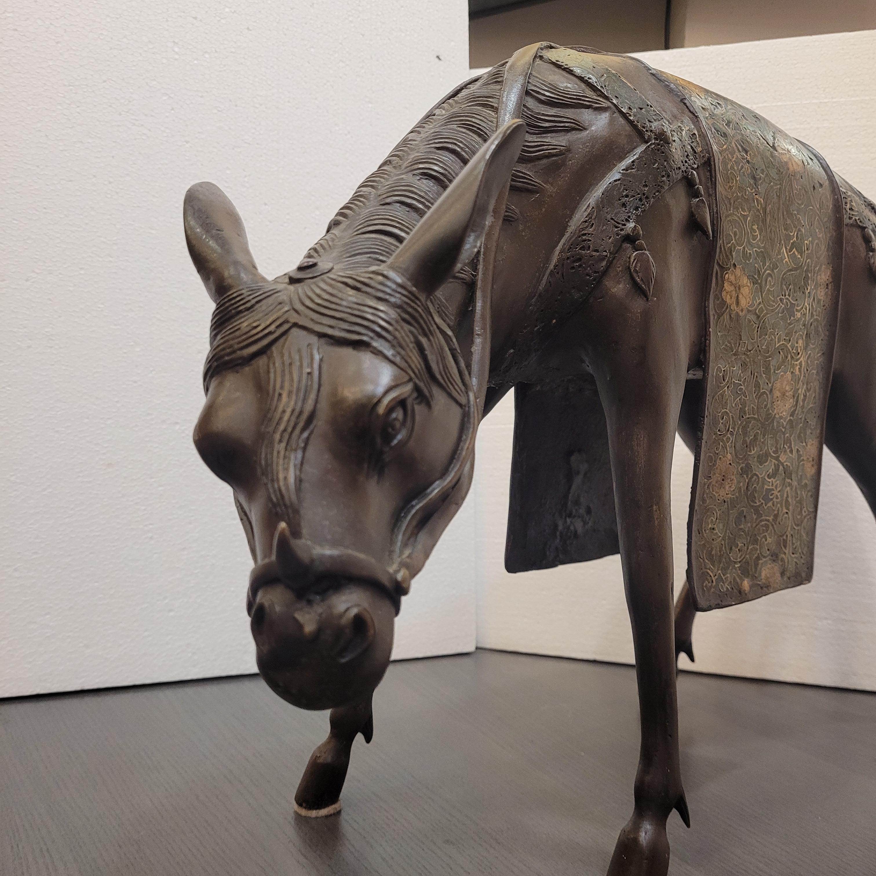 Japanese bronze sculpture “Horse in reverence”, Showa era For Sale 3