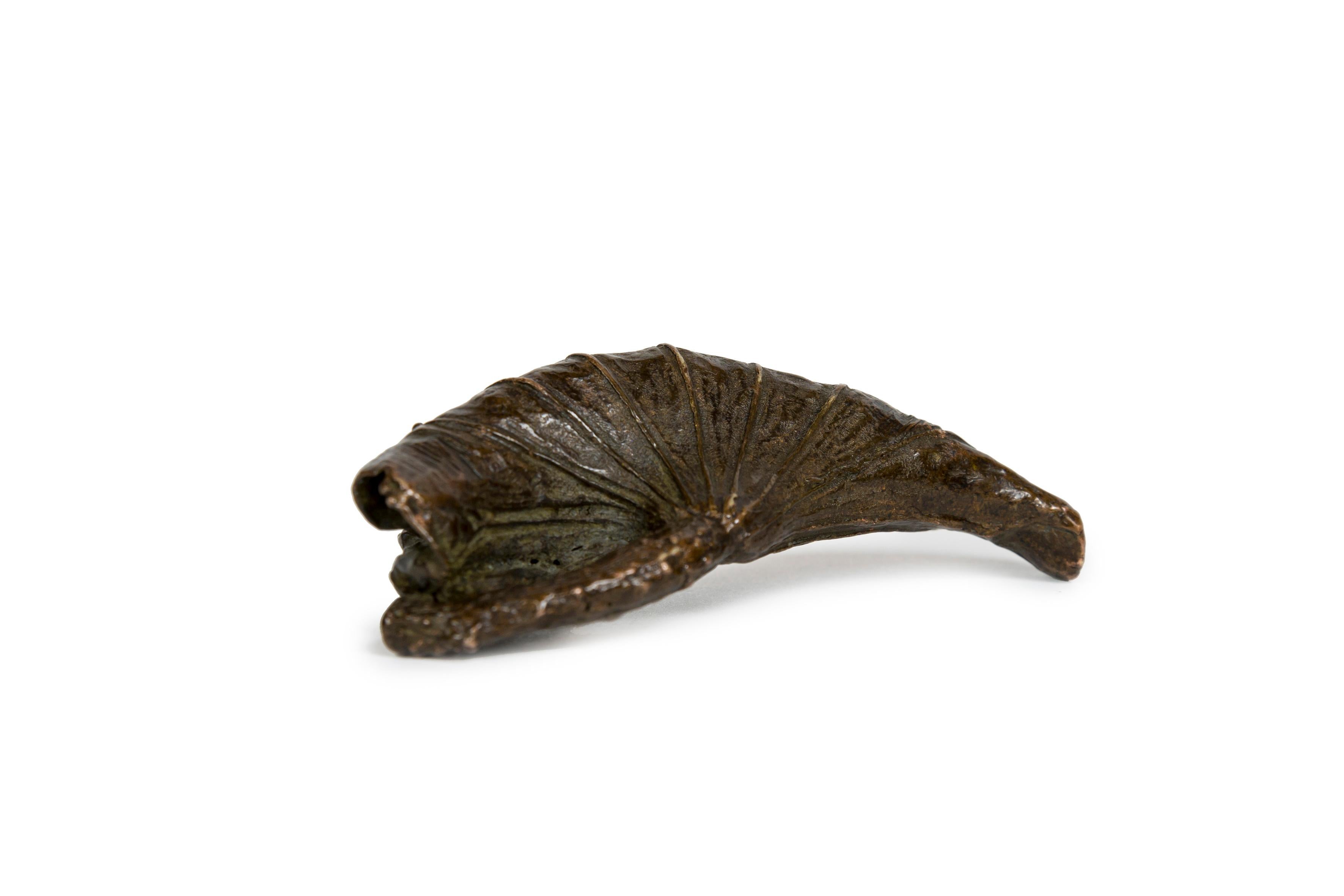 Taisho Scultura giapponese in bronzo di una rana che si nasconde in una foglia di loto (Okimono) in vendita