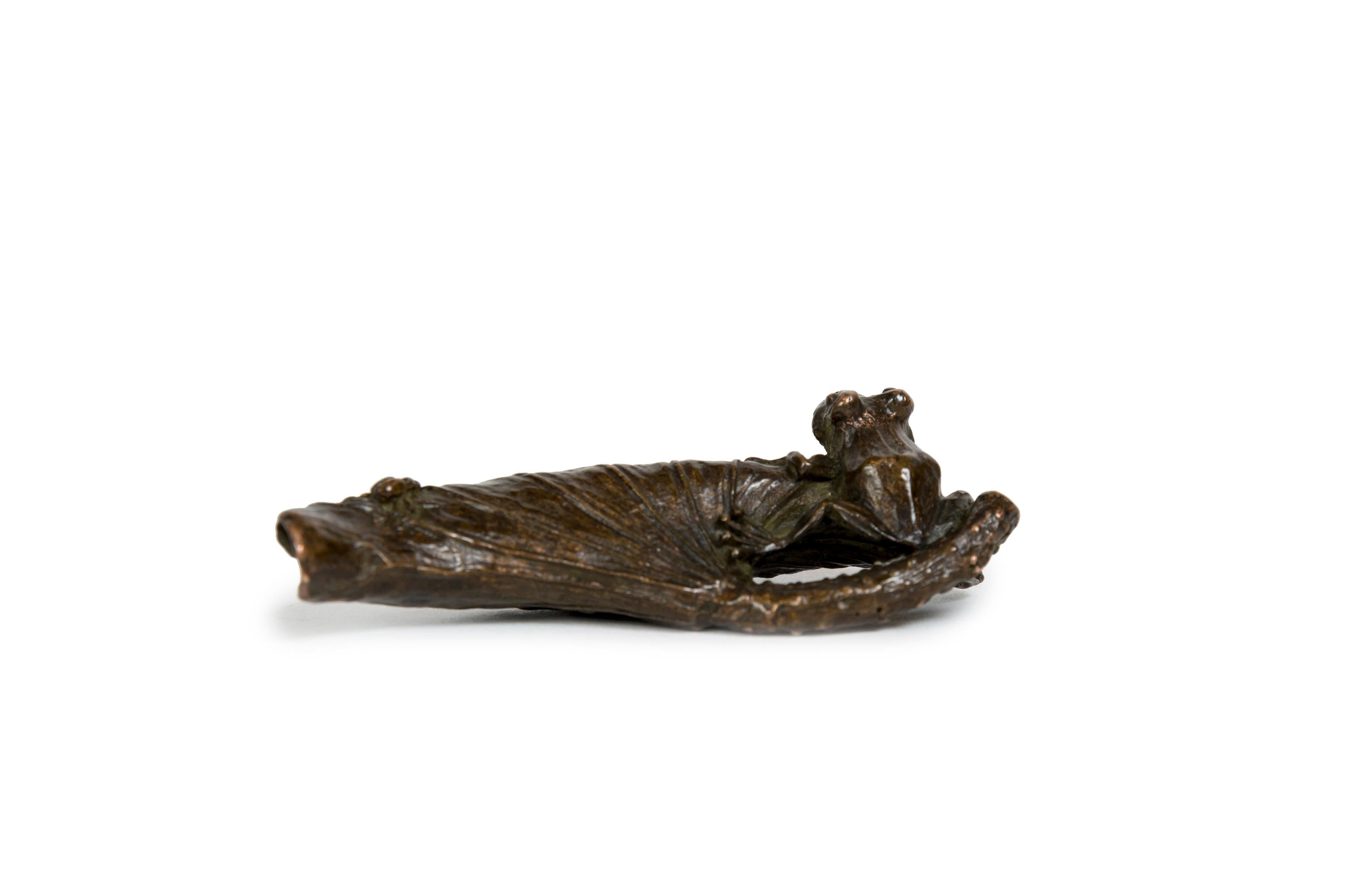 Giapponese Scultura giapponese in bronzo di una rana che si nasconde in una foglia di loto (Okimono) in vendita