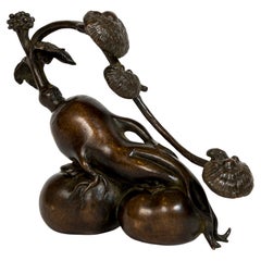 Escultura japonesa de bronce de una raíz de ginseng, en la que crecen hongos ganodermas