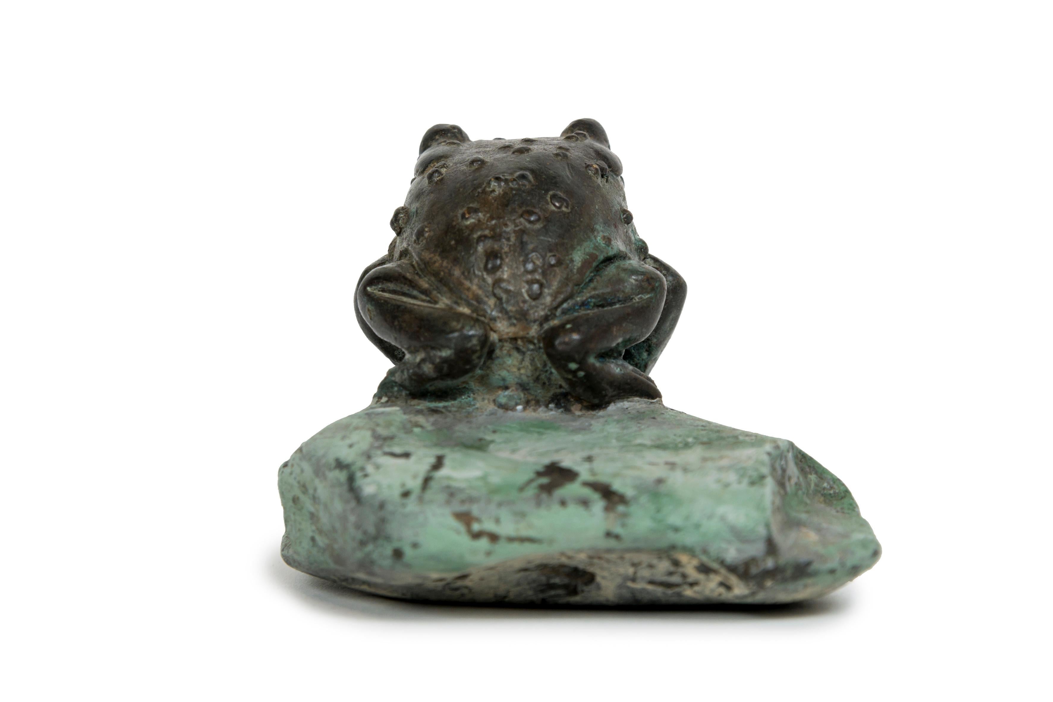 Japanese bronze sculpture of a grotesque toad seated on a pinted stone In Good Condition In PARIS, FR