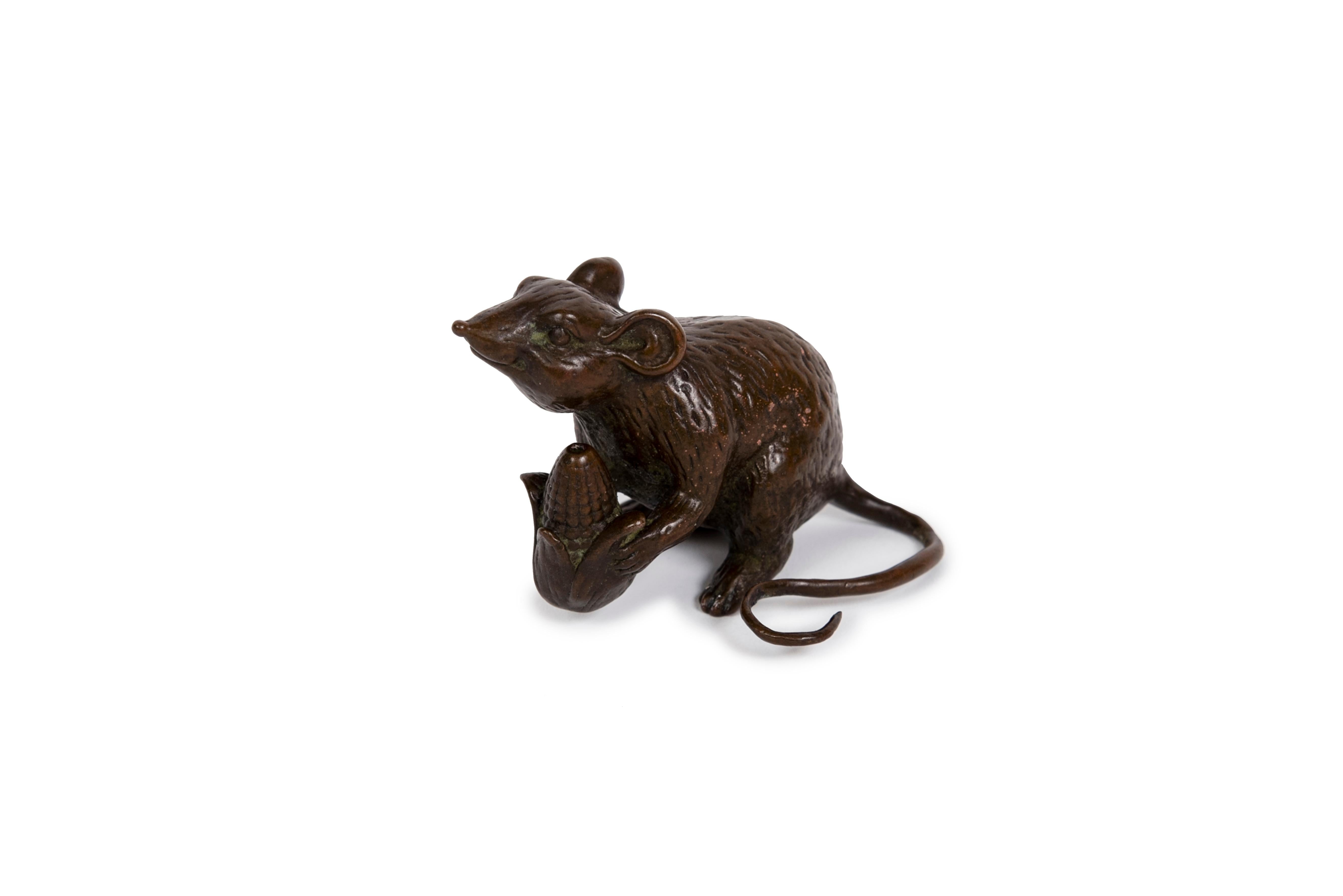 Meiji Scultura in bronzo giapponese raffigurante un topo che tiene in mano un pomello di korn in vendita