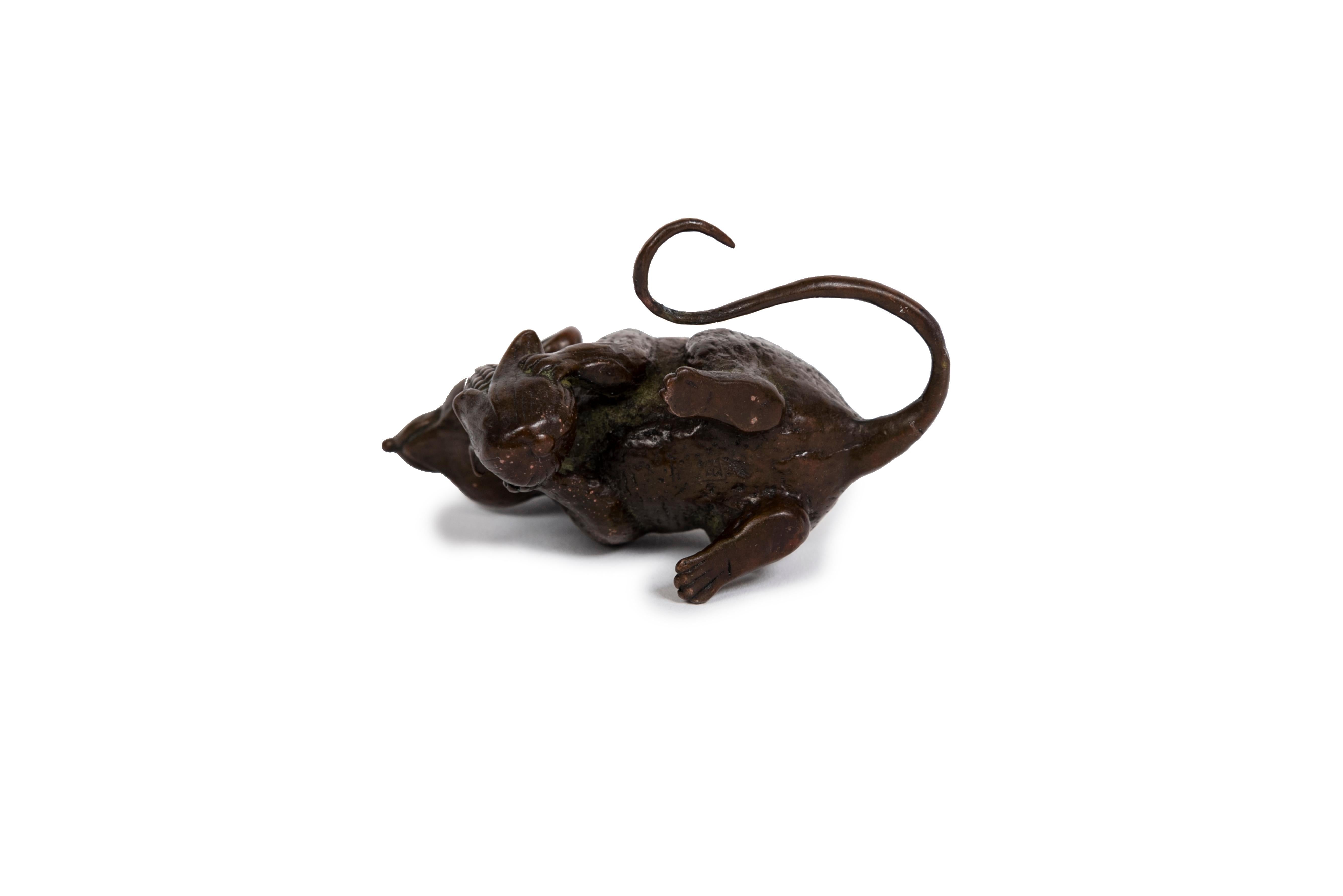 Calco Scultura in bronzo giapponese raffigurante un topo che tiene in mano un pomello di korn in vendita