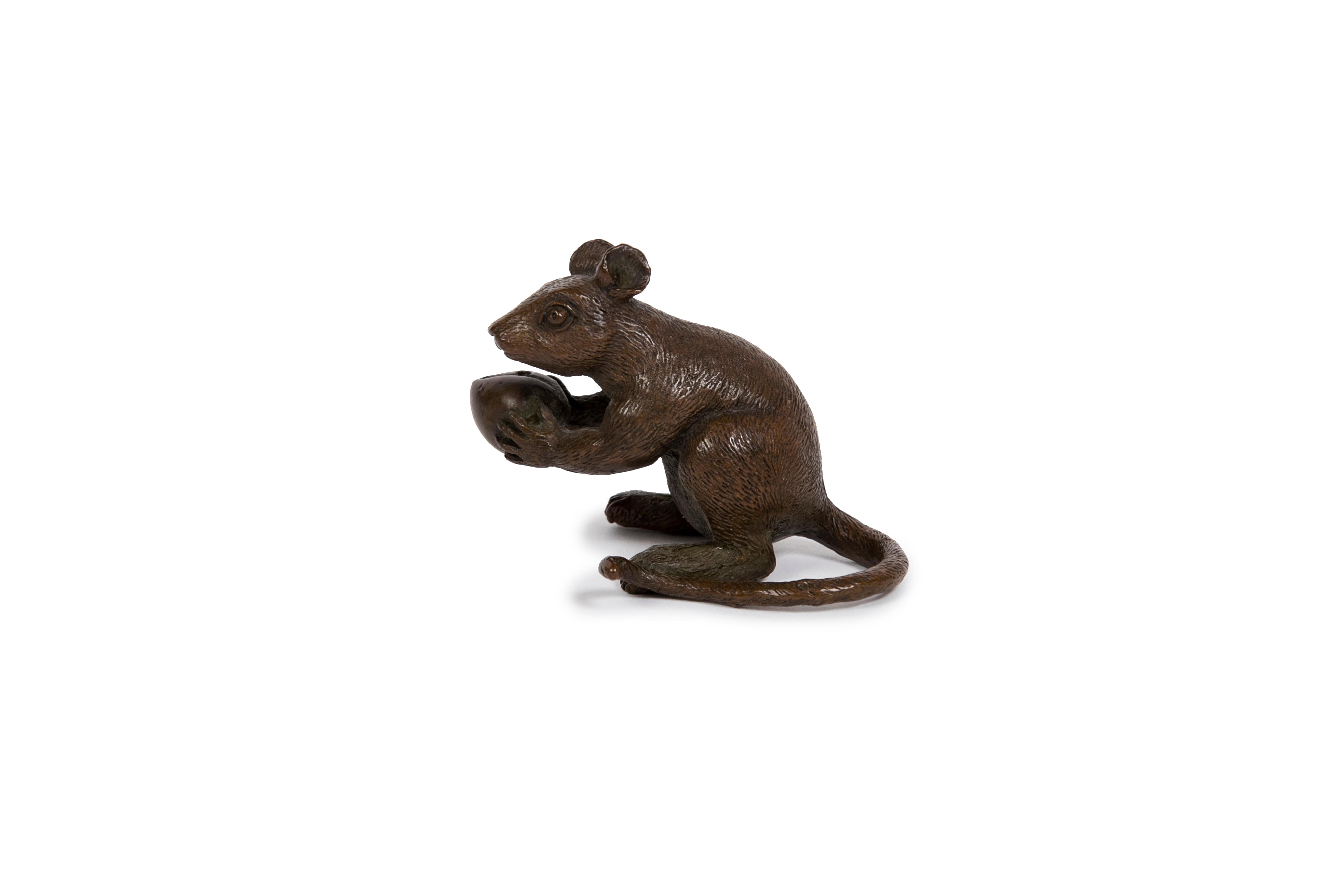 Meiji Scultura giapponese in bronzo di un topo in piedi che tiene in mano una nocciola in vendita