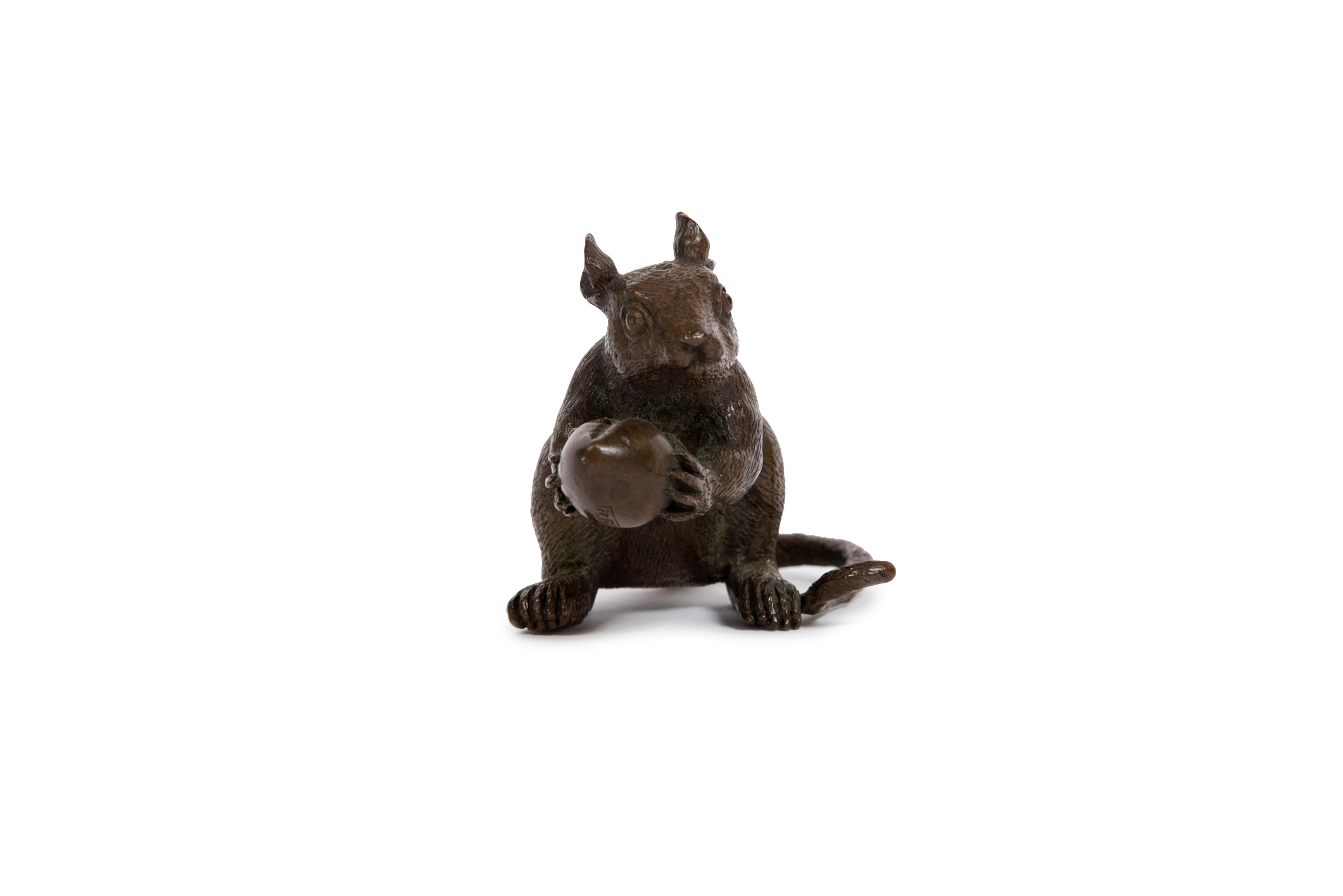 Calco Scultura giapponese in bronzo di un topo in piedi che tiene in mano una nocciola in vendita