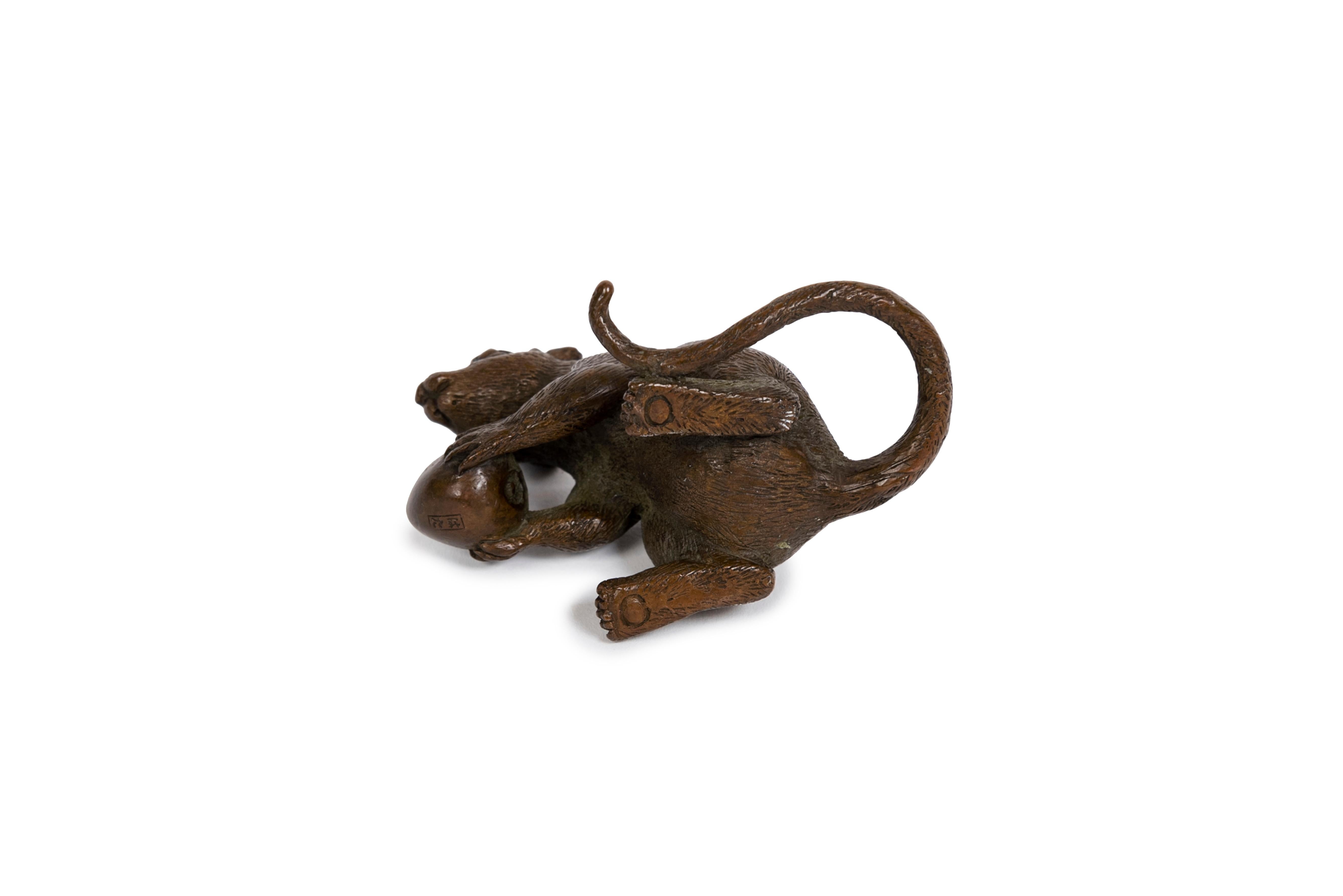 Scultura giapponese in bronzo di un topo in piedi che tiene in mano una nocciola In condizioni buone in vendita a PARIS, FR
