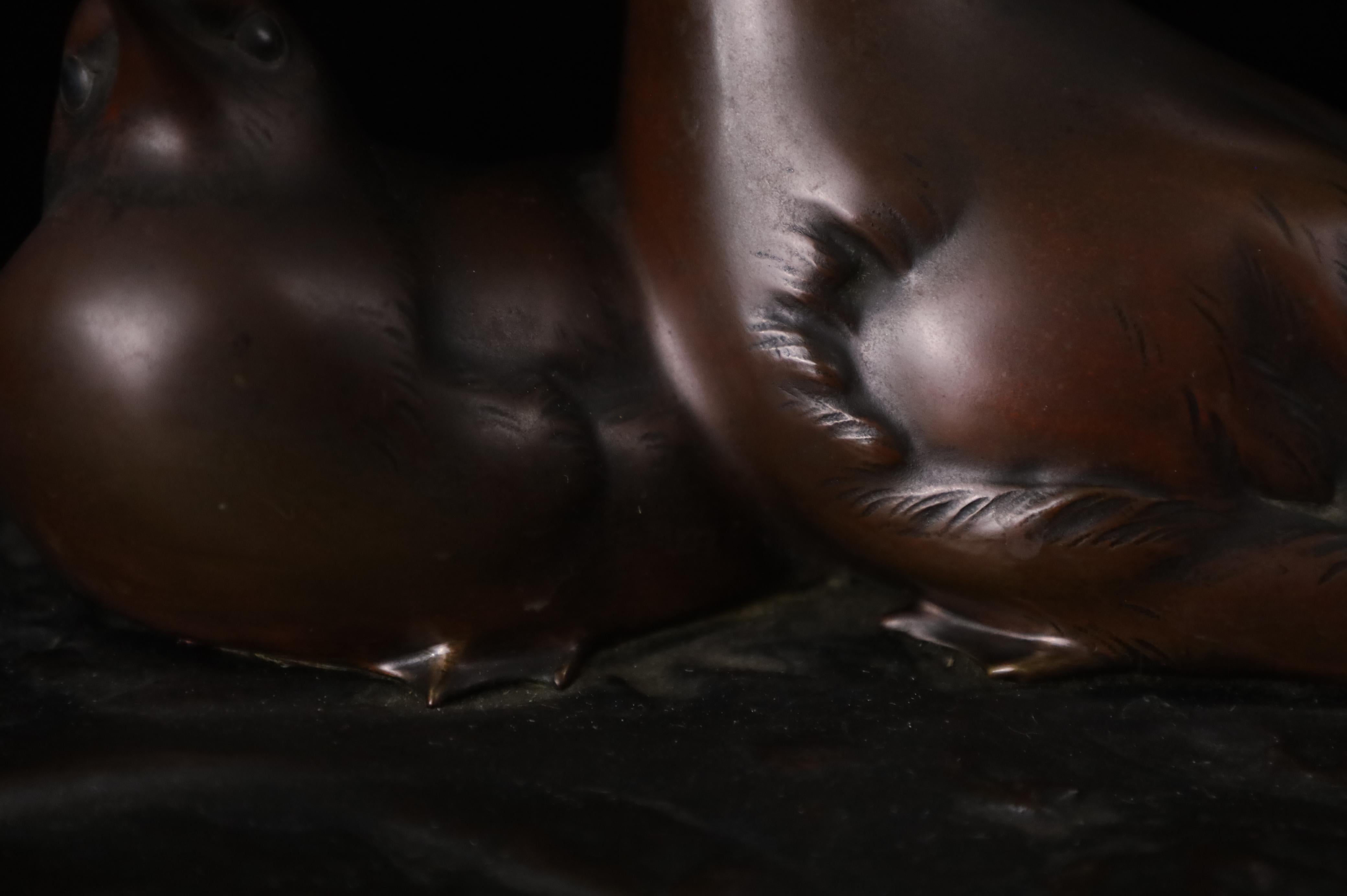 Japanese Bronze Sculpture of Two Birds on Leaf Base – Showa Period. Signed For Sale 10
