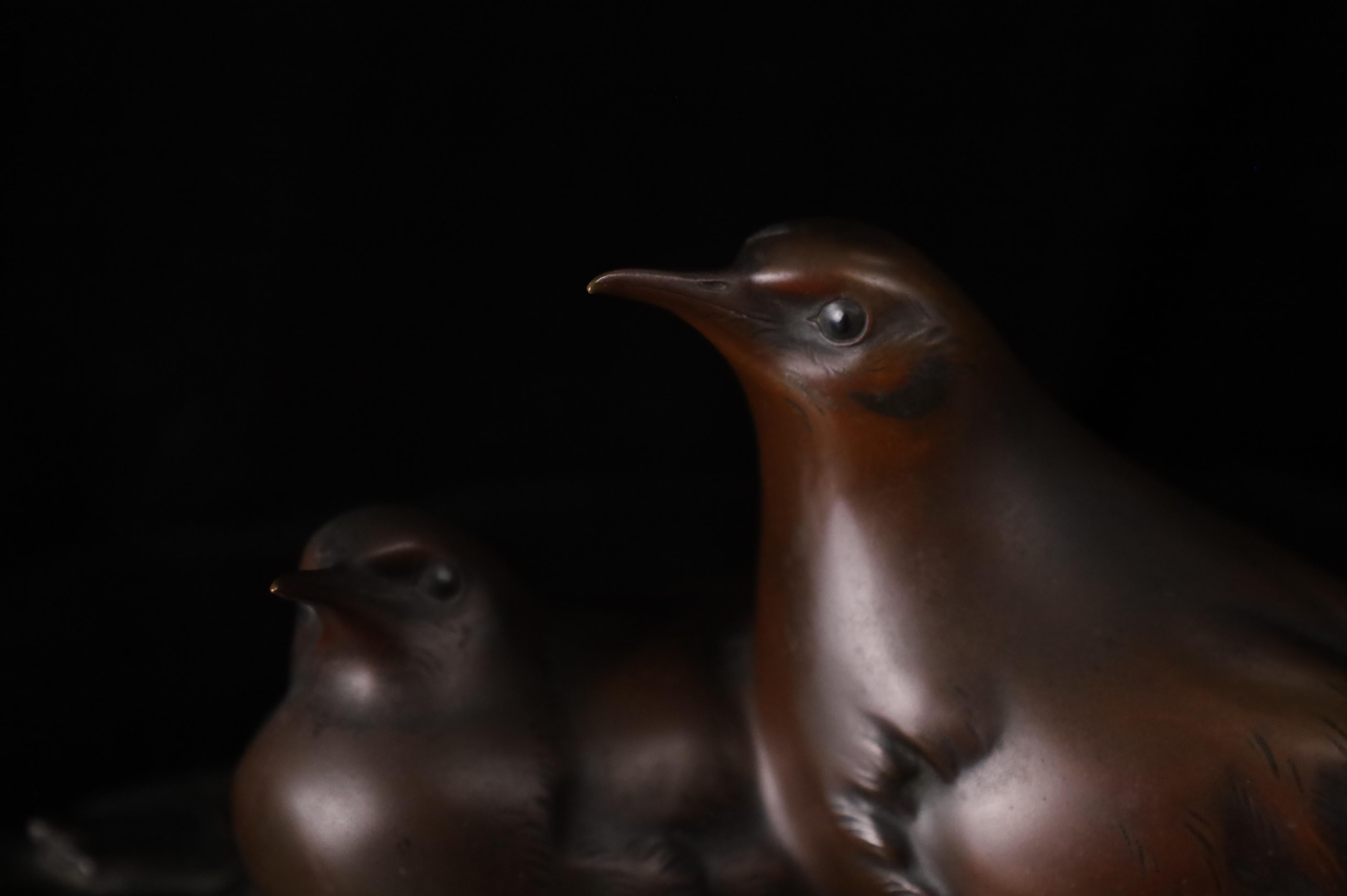 Japanese Bronze Sculpture of Two Birds on Leaf Base – Showa Period. Signed For Sale 11