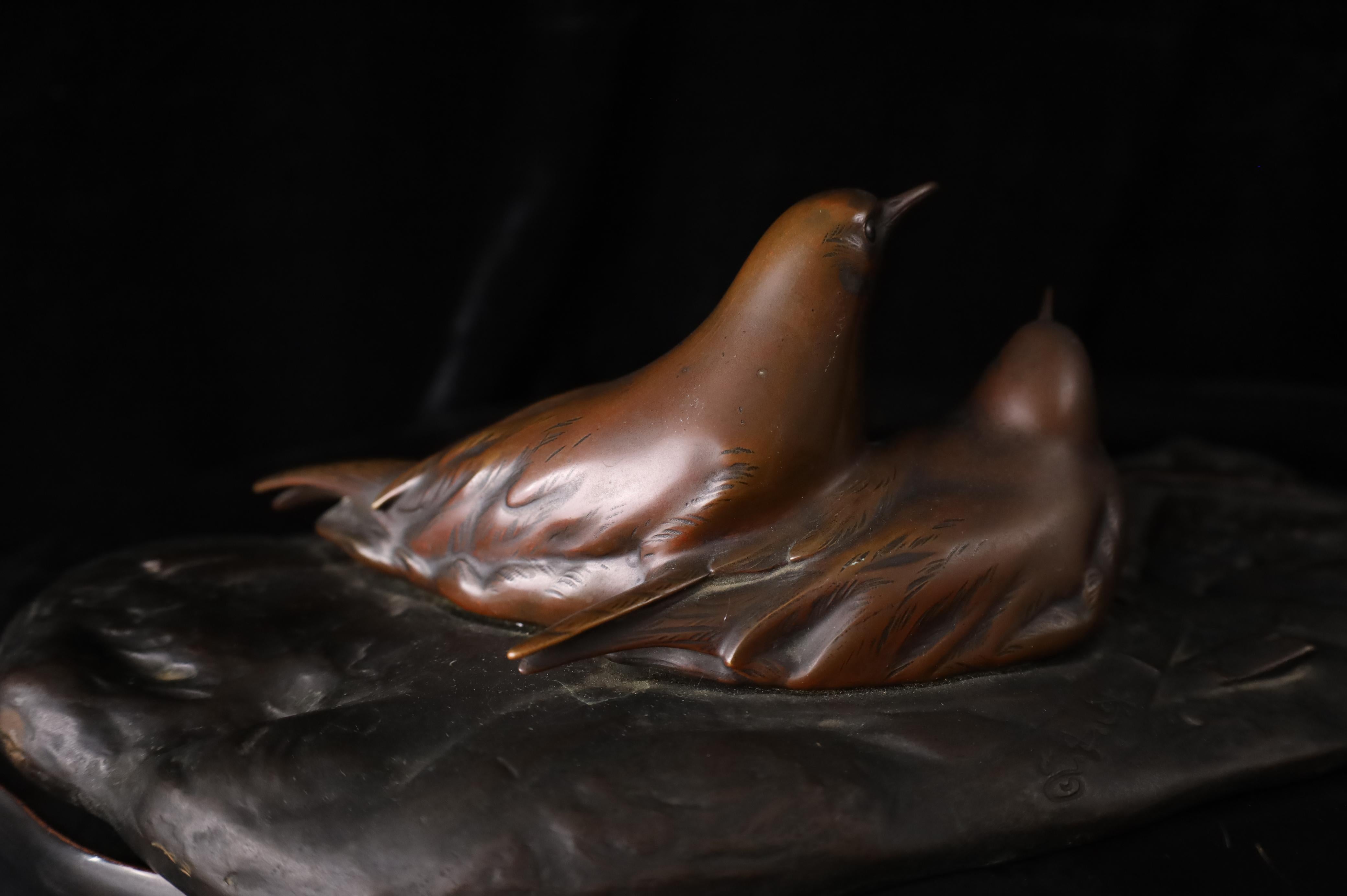Japanese Bronze Sculpture of Two Birds on Leaf Base – Showa Period. Signed For Sale 12