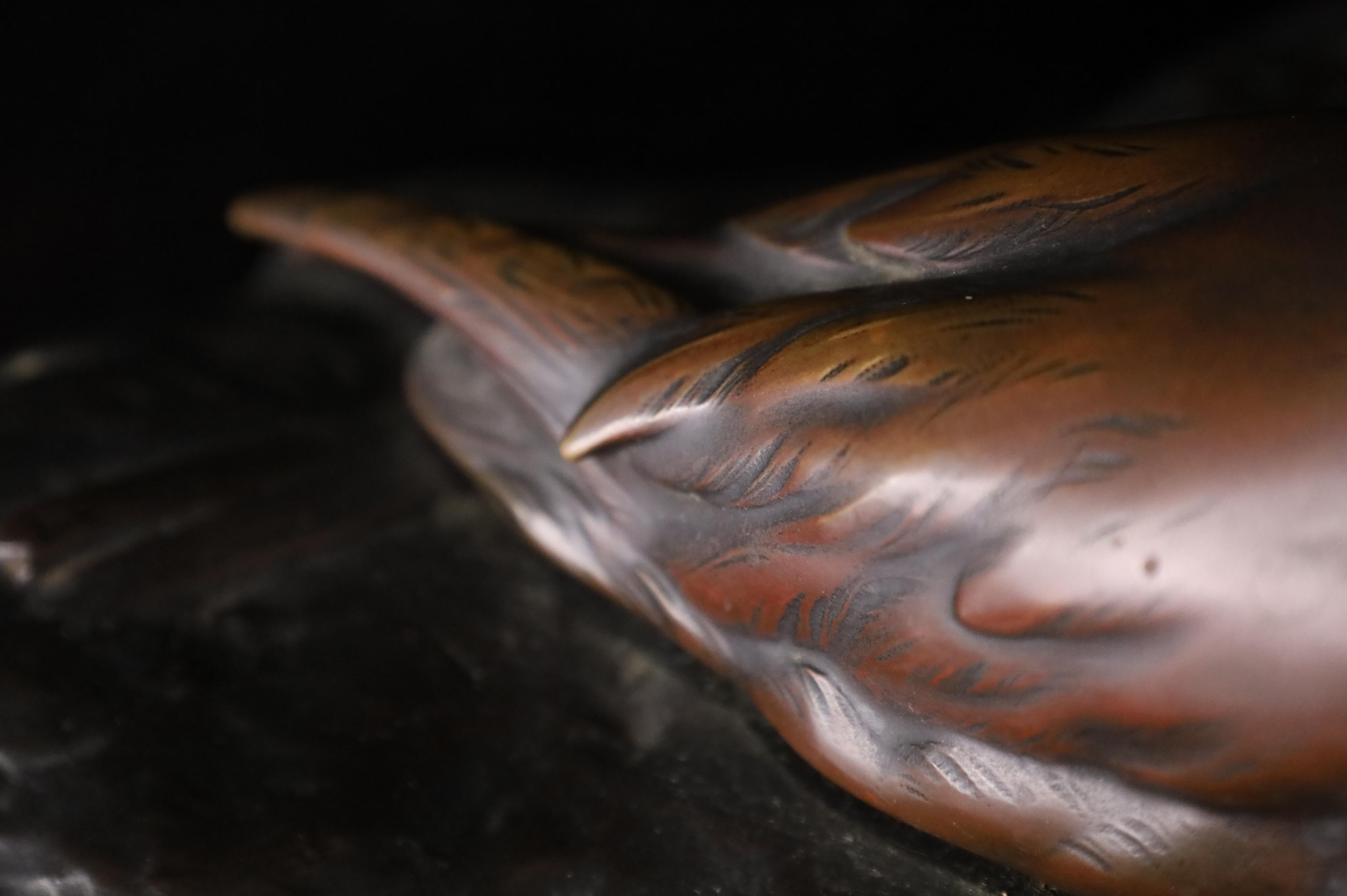 Japanese Bronze Sculpture of Two Birds on Leaf Base – Showa Period. Signed For Sale 14