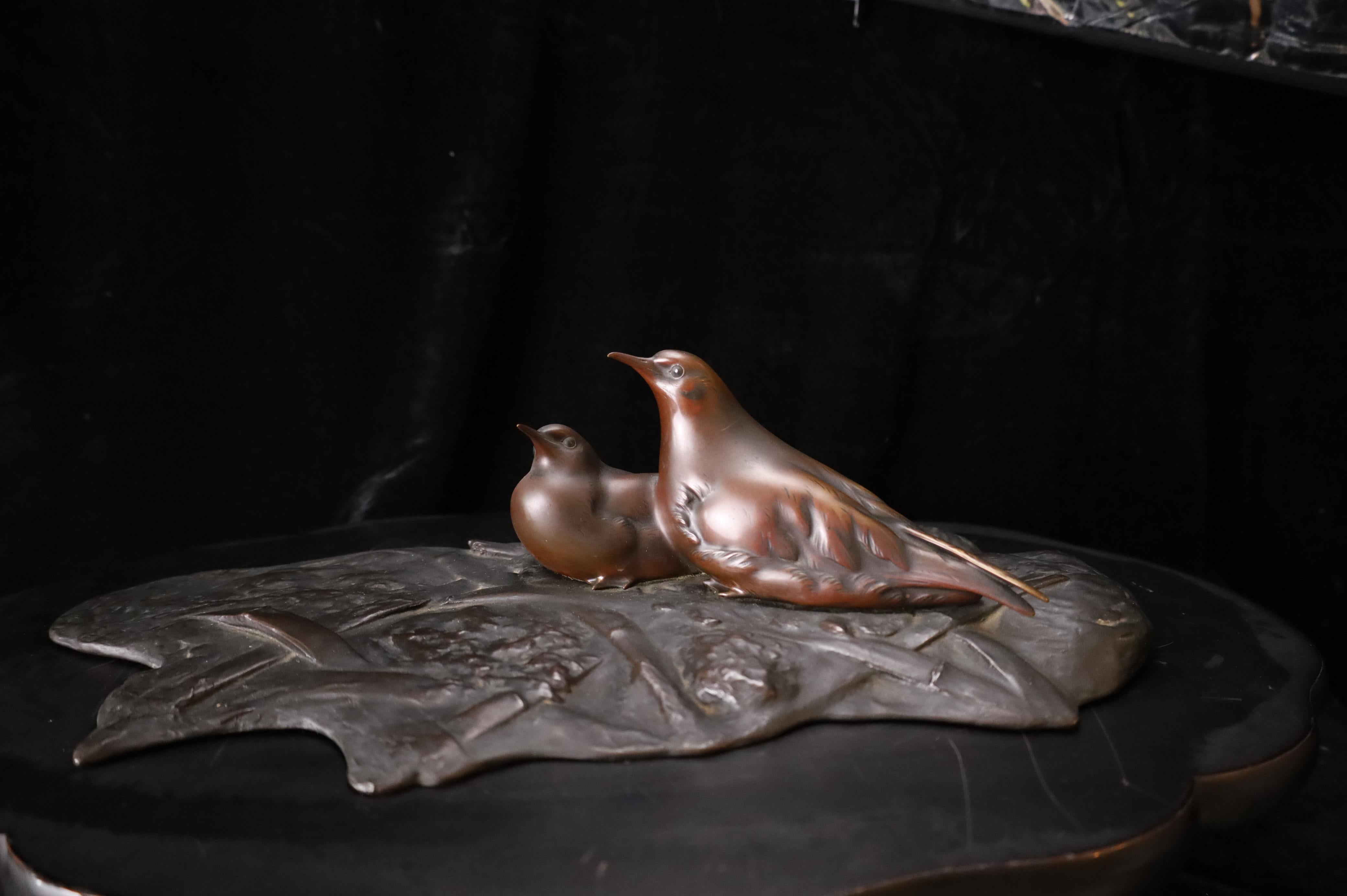Japanese Bronze Sculpture of Two Birds on Leaf Base – Showa Period. Signed In Good Condition For Sale In Fukuoka, JP