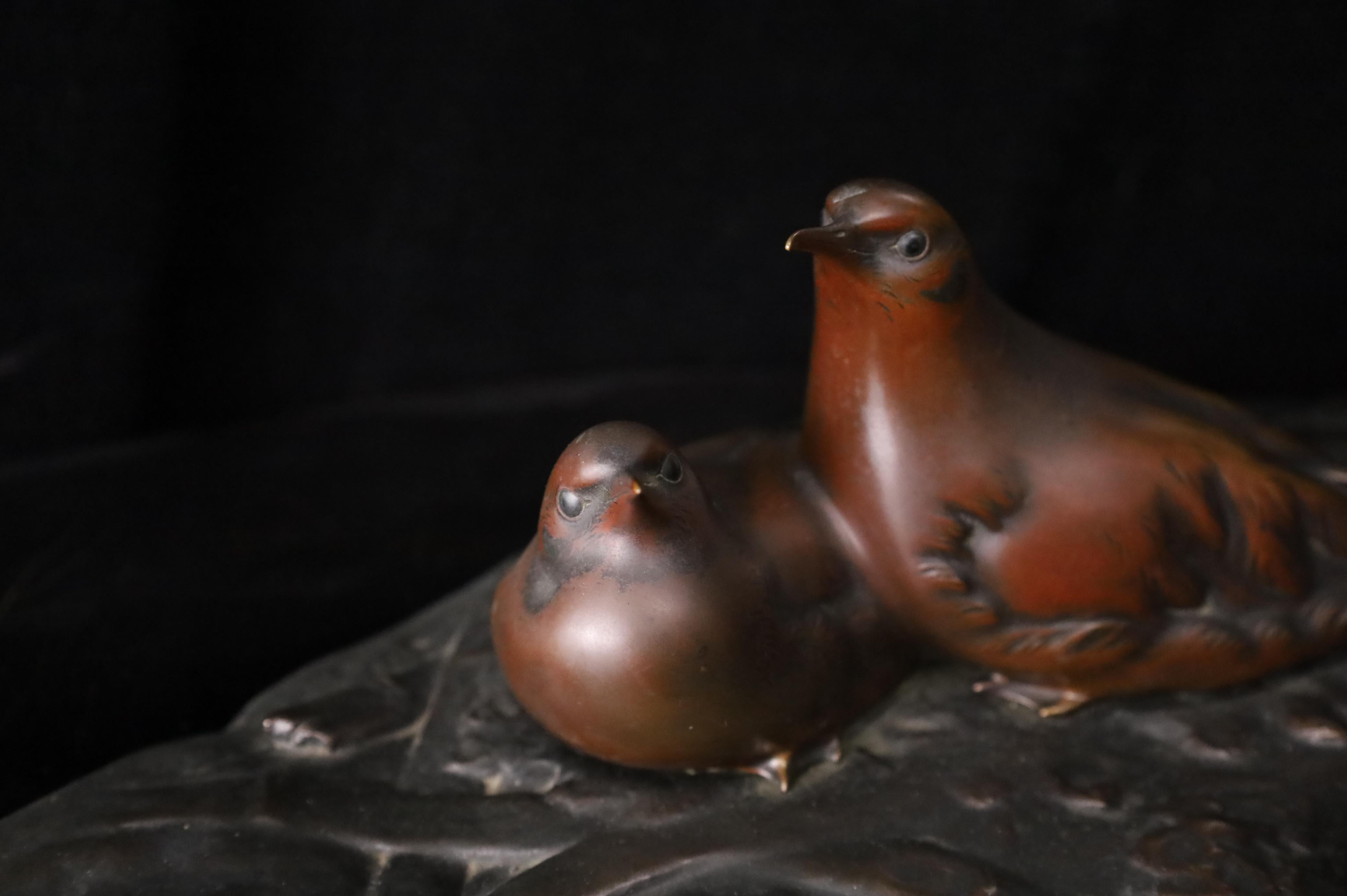 Japanese Bronze Sculpture of Two Birds on Leaf Base – Showa Period. Signed For Sale 1