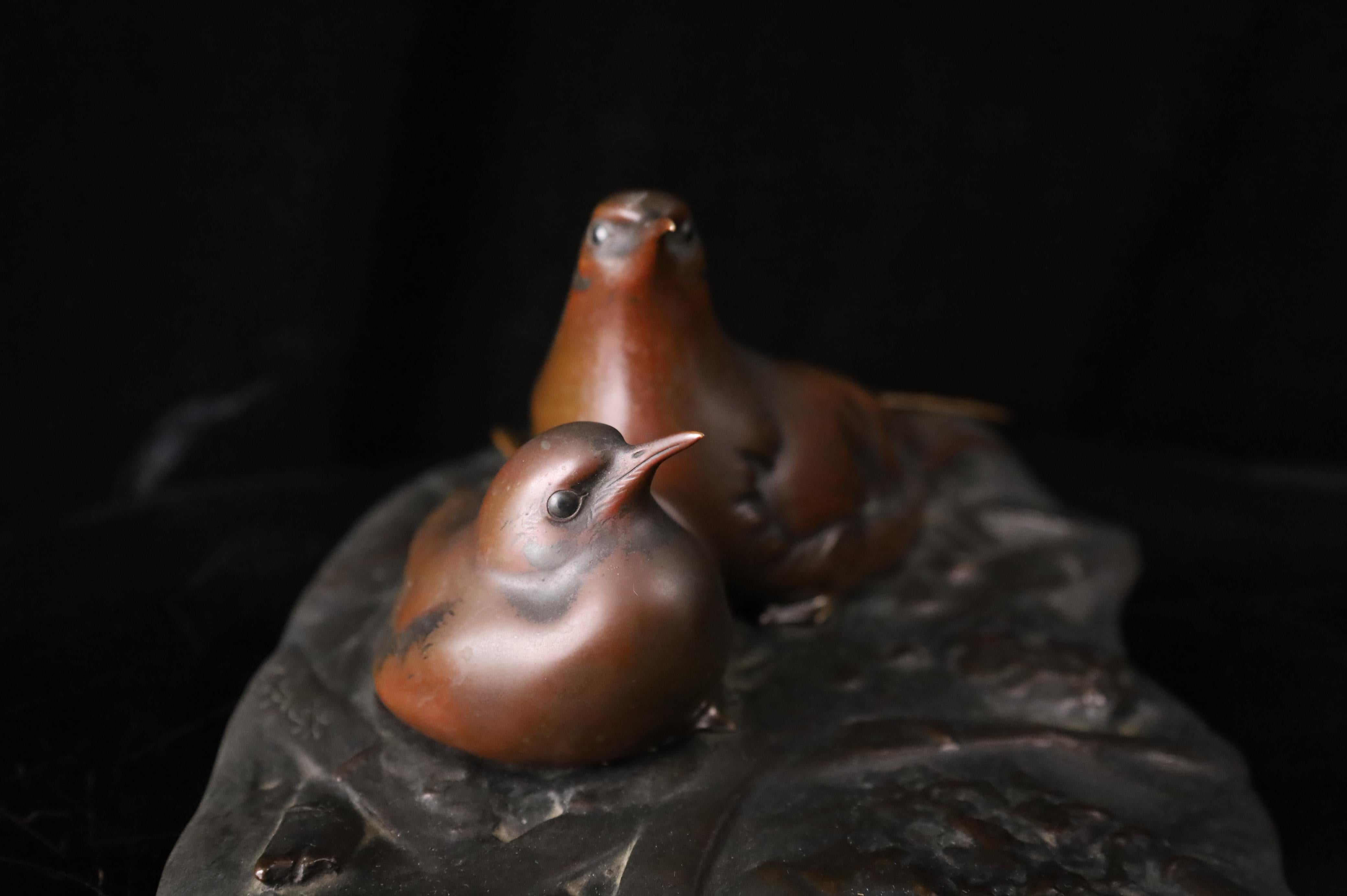 Japanese Bronze Sculpture of Two Birds on Leaf Base – Showa Period. Signed For Sale 2